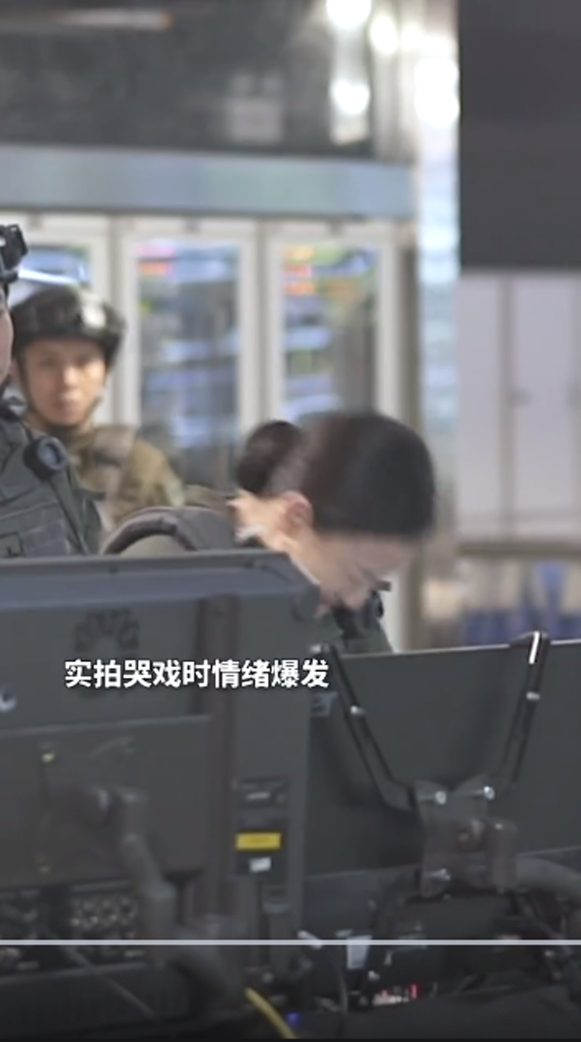 (微博@《拆彈專家2》拍攝花絮截圖)