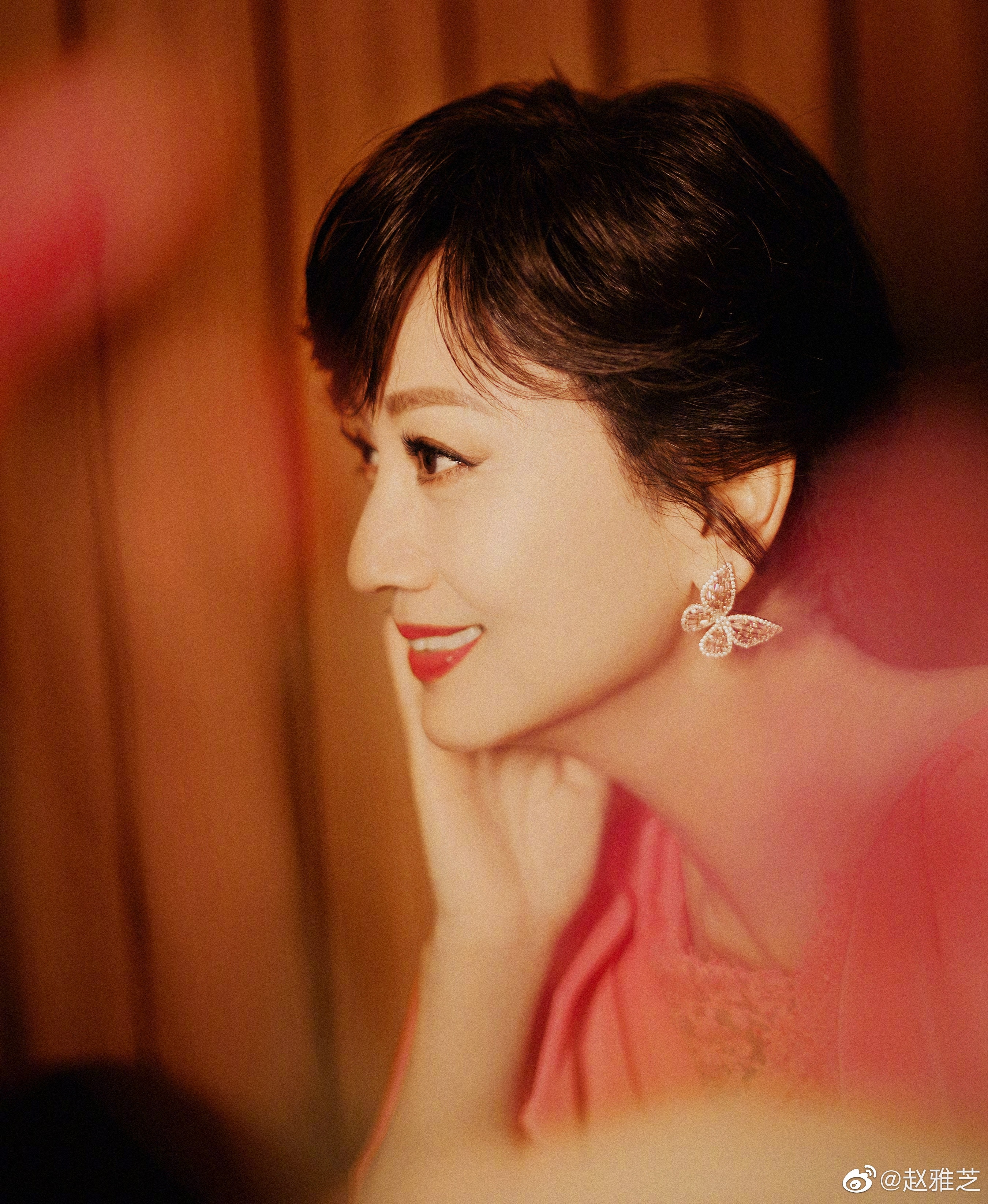 趙雅芝整個裝扮少女味濃。（趙雅芝微博圖片）