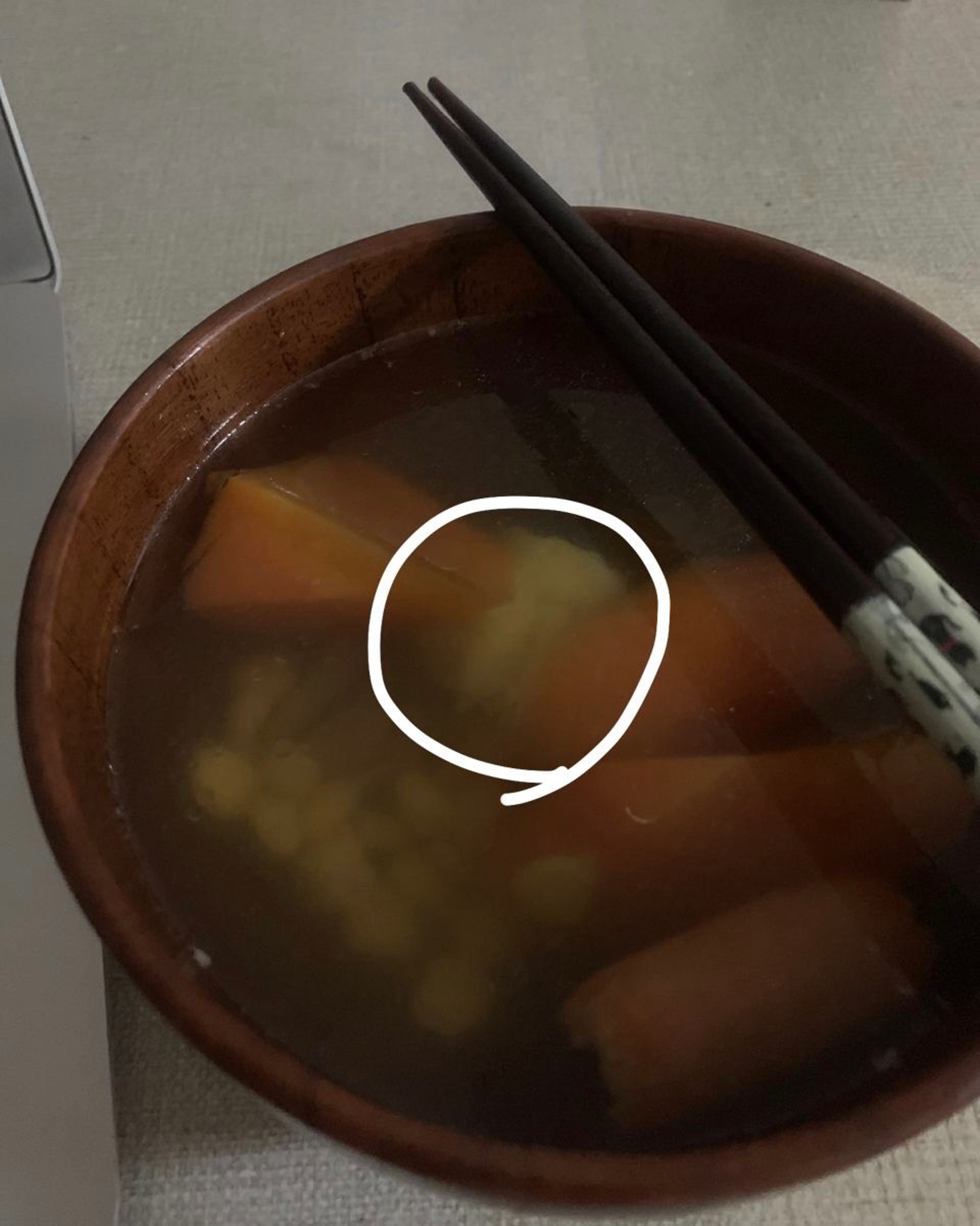 樓主自爆媽媽日前煲湯,但卻見湯中材料除了紅蘿蔔及粟米,竟然還有燒賣、芝士腸。(連登討論區圖片) 樓主自爆媽媽日前煲湯,但卻見湯中材料除了紅蘿蔔及粟米,竟然還有燒賣、芝士腸。(連登討論區圖片)
