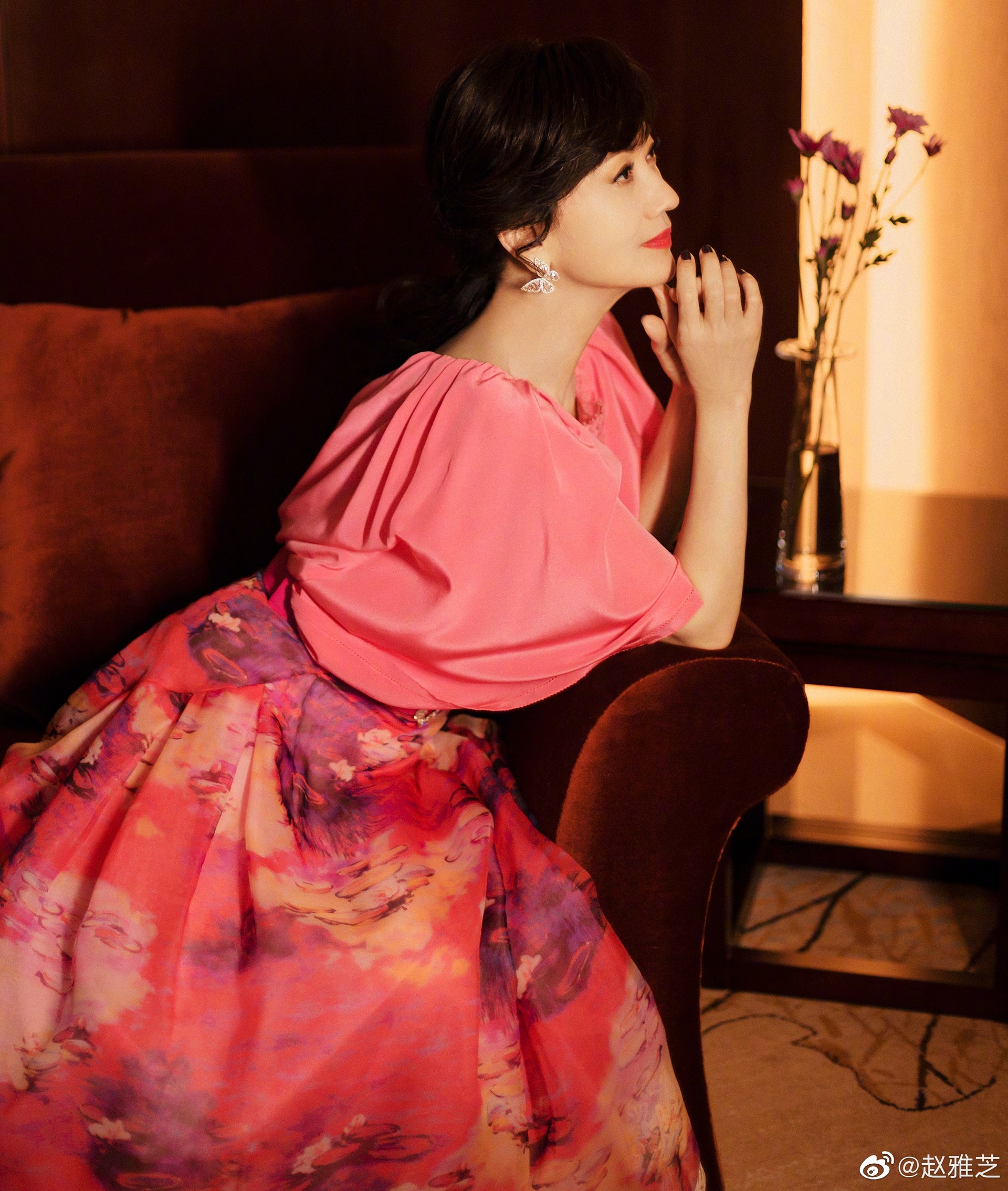 趙雅芝身穿粉紅色系裙少女味濃。(趙雅芝微博圖片)