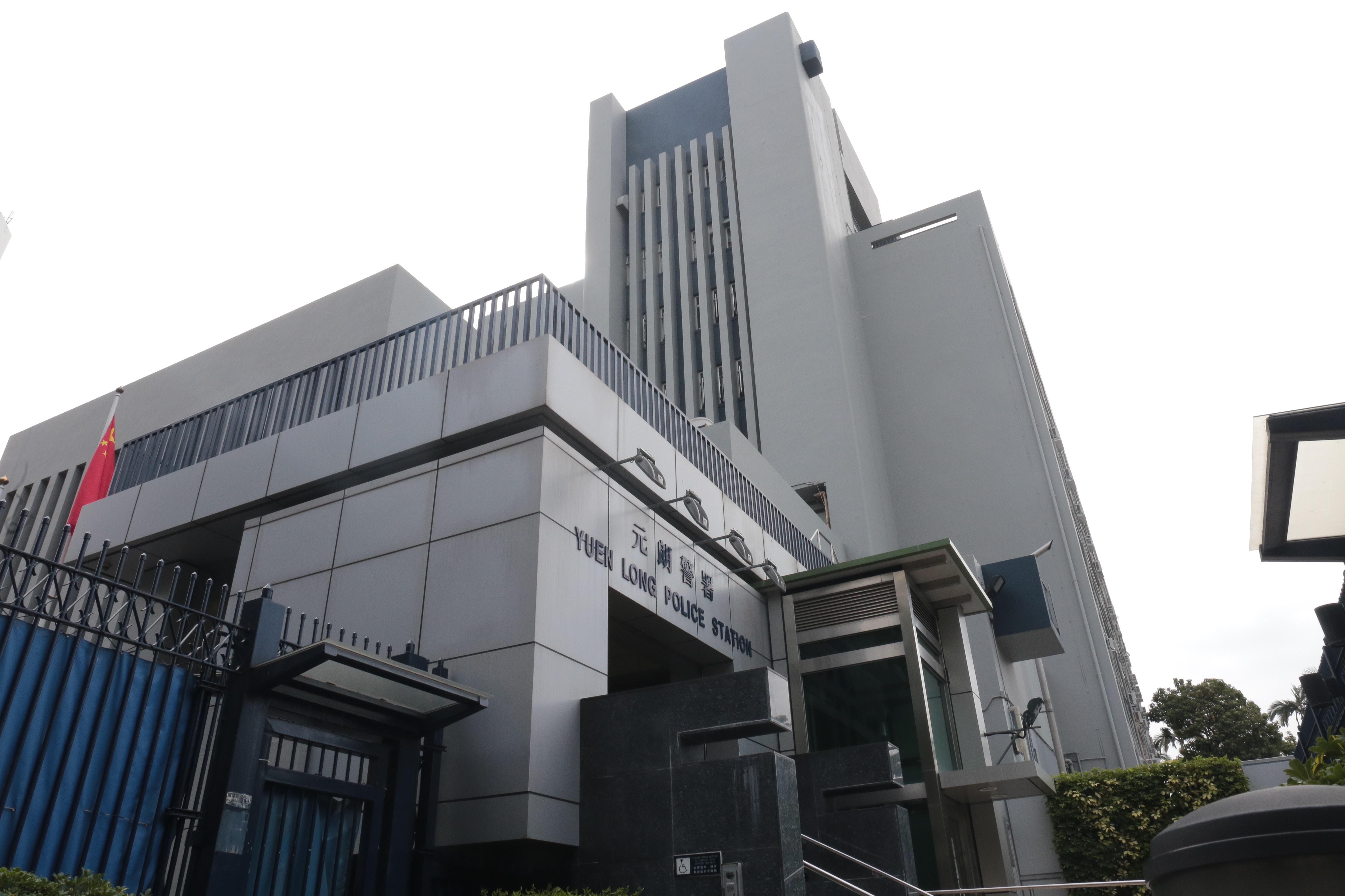 天水圍15歲男學生涉藏鐵蓮花　學校職員報警擒人