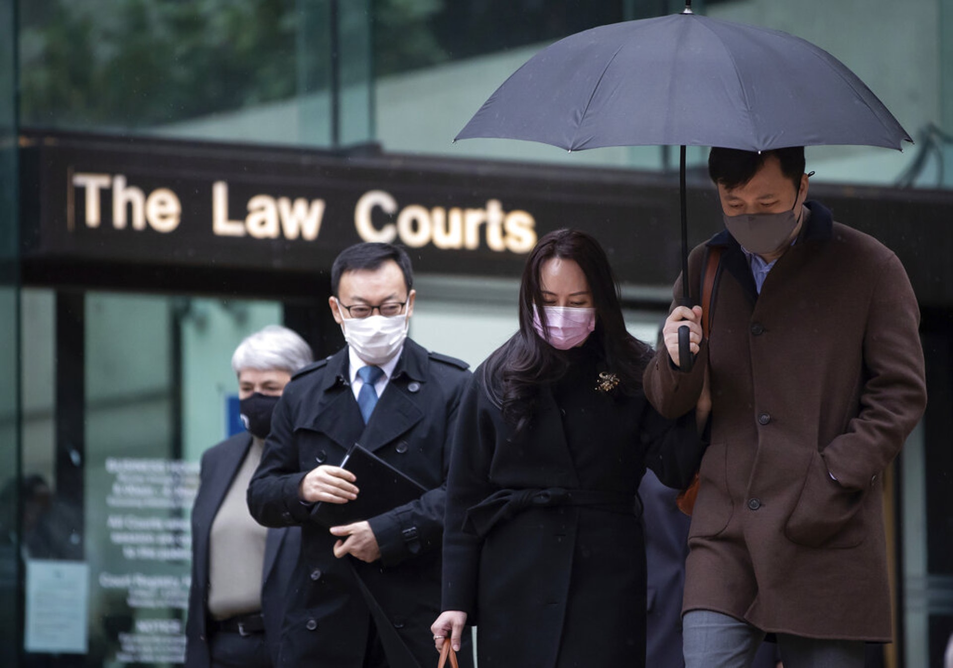 圖為11月26日中國電訊設備商華為副董事長孟晚舟離開加拿大卑詩省最高法院。(AP) 圖為11月26日中國電訊設備商華為副董事長孟晚舟離開加拿大卑詩省最高法院。(AP)