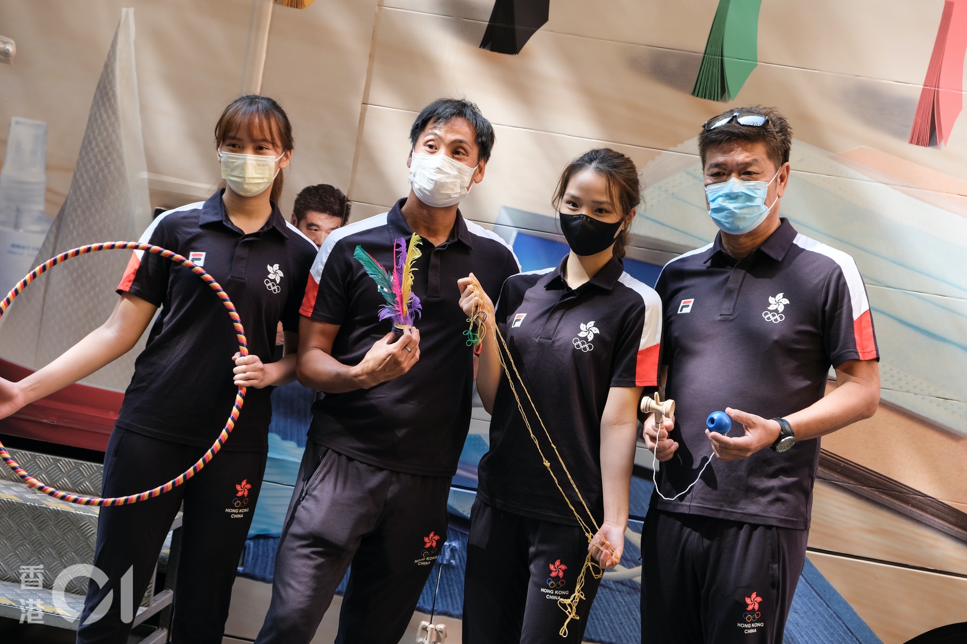 4名體育節大使,包括劍擊的符珈嘉(左起)、前「欄王」鄧漢昇、單車的馬詠茹與帆船的唐裔盛,呼籲大眾在疫情下保持運動。(葉詩敏攝) 4名體育節大使,包括劍擊的符珈嘉(左起)、前「欄王」鄧漢昇、單車的馬詠茹與帆船的唐裔盛,呼籲大眾在疫情下保持運動。(葉詩敏攝)