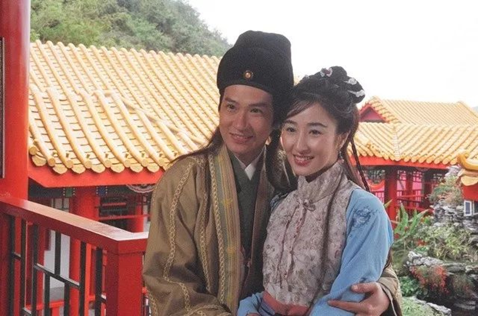 張家輝與關詠荷兩人於2003年結婚,06年關詠荷誕下女兒張童(Brittany)便逐步減少幕前演出,專心陪伴女兒與照顧家庭。(《金裝四大才子》劇照) 張家輝與關詠荷兩人於2003年結婚,06年關詠荷誕下女兒張童(Brittany)便逐步減少幕前演出,專心陪伴女兒與照顧家庭。(《金裝四大才子》劇照)