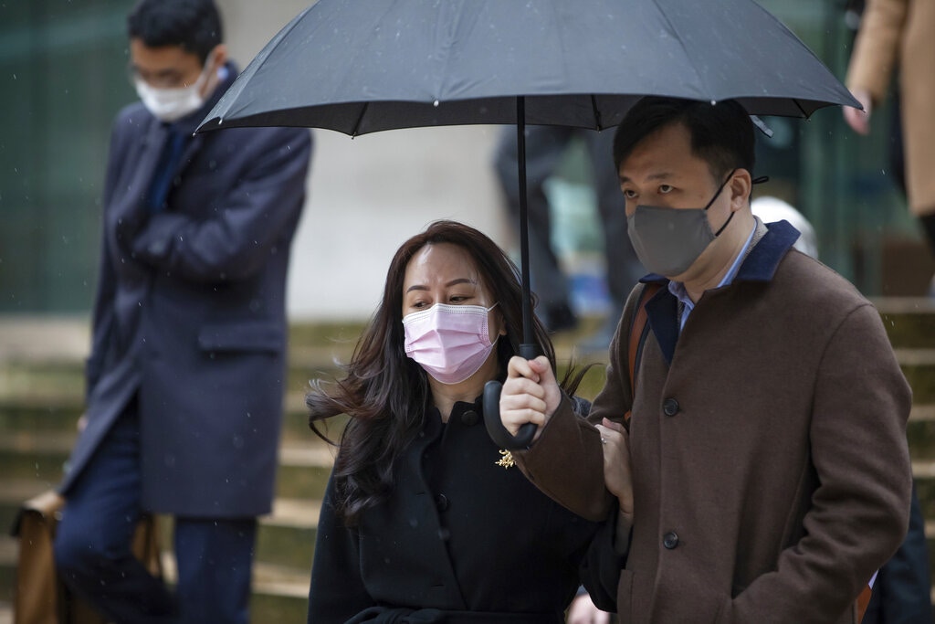 華為孟晚舟被捕：圖為11月26日她與丈夫在聽證會舉行到午休之際，離開位於溫哥華的卑詩省最高法院。（AP）