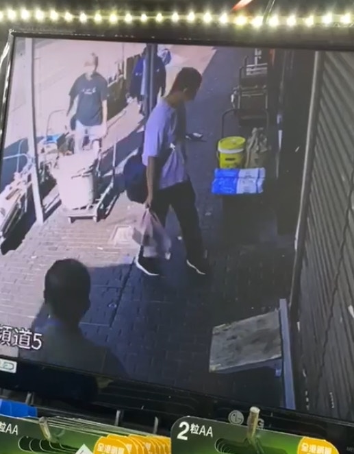 根據閉路電視片段,男子途徑建築材料公司,「可樂」於店外跳躍,男賊注意到「可樂」,其後折返將「可樂」抱走。(網上片段截圖) 根據閉路電視片段,男子途徑建築材料公司,「可樂」於店外跳躍,男賊注意到「可樂」,其後折返將「可樂」抱走。(網上片段截圖)