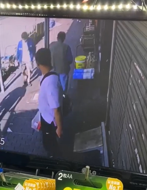 根據閉路電視片段,男子途徑建築材料公司,「可樂」於店外跳躍,男賊注意到「可樂」,其後折返將「可樂」抱走。(網上片段截圖) 根據閉路電視片段,男子途徑建築材料公司,「可樂」於店外跳躍,男賊注意到「可樂」,其後折返將「可樂」抱走。(網上片段截圖)