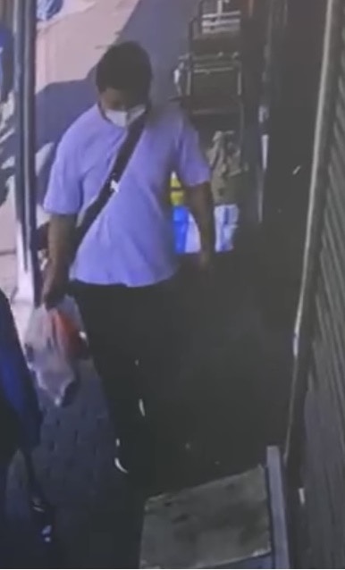 警方正追緝一名年約40至50歲男子,身高約1.7米,肥身材,蓄短髮。案發時身穿白色上衣、黑色長褲、波鞋,攜有一個斜揹袋、一個紅色膠袋及一個白色膠袋。(警方提供相片) 警方正追緝一名年約40至50歲男子,身高約1.7米,肥身材,蓄短髮。案發時身穿白色上衣、黑色長褲、波鞋,攜有一個斜揹袋、一個紅色膠袋及一個白色膠袋。(警方提供相片)