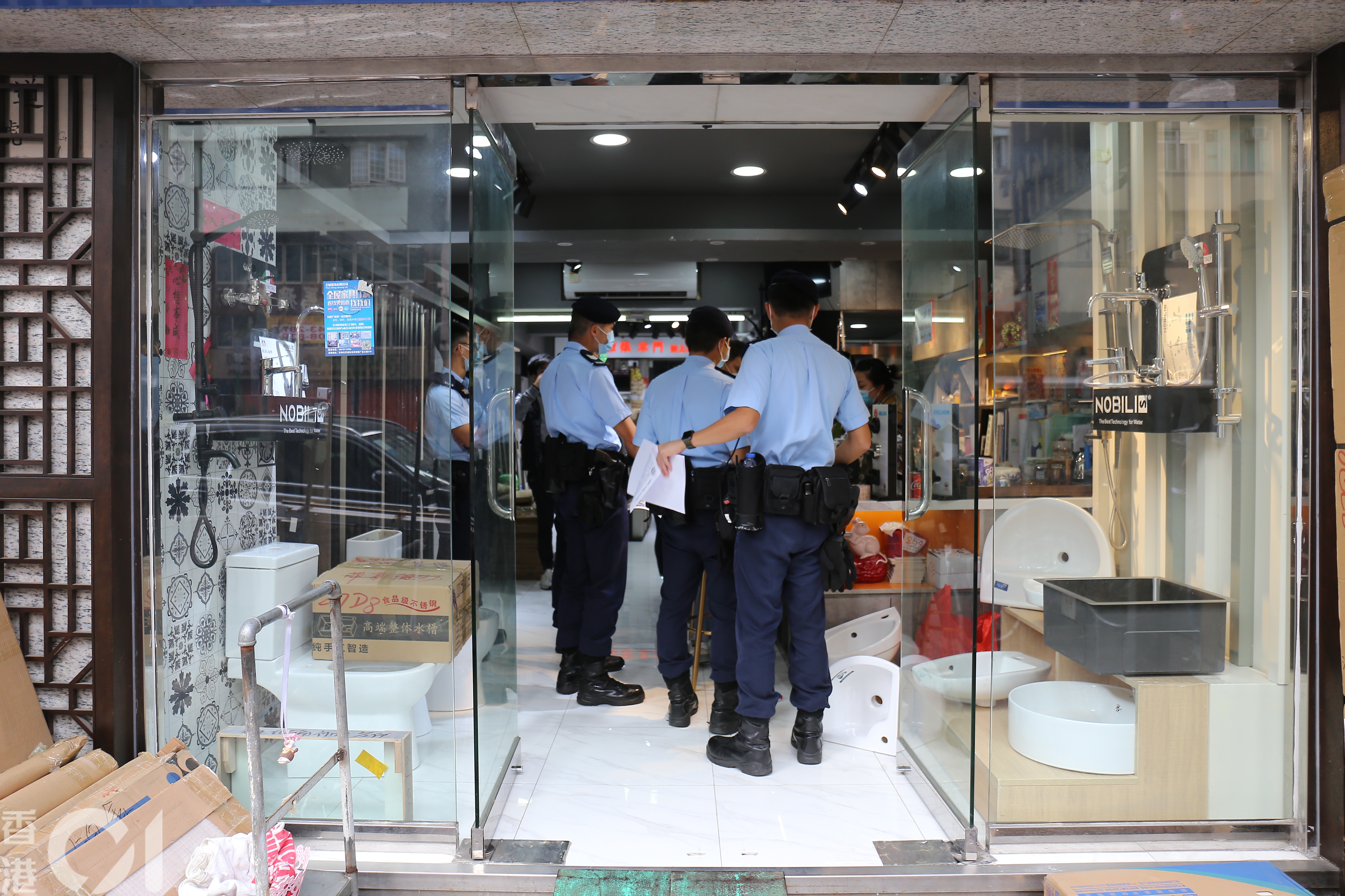 今日警方再到店舖調查案件。(郭倩雯攝) 今日警方再到店舖調查案件。(郭倩雯攝)