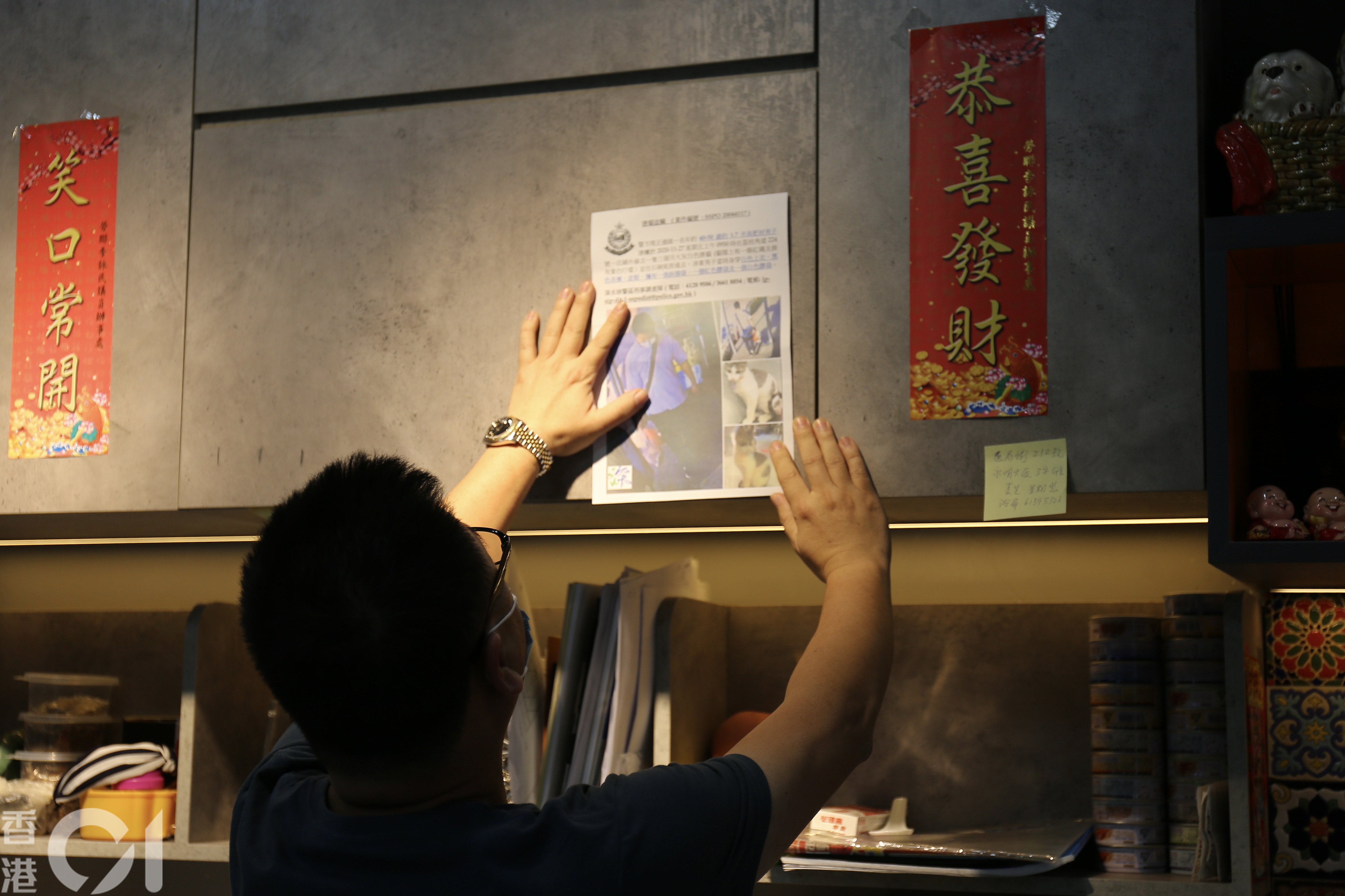 今日警方再到店舖調查案件。(郭倩雯攝) 今日警方再到店舖調查案件。(郭倩雯攝)