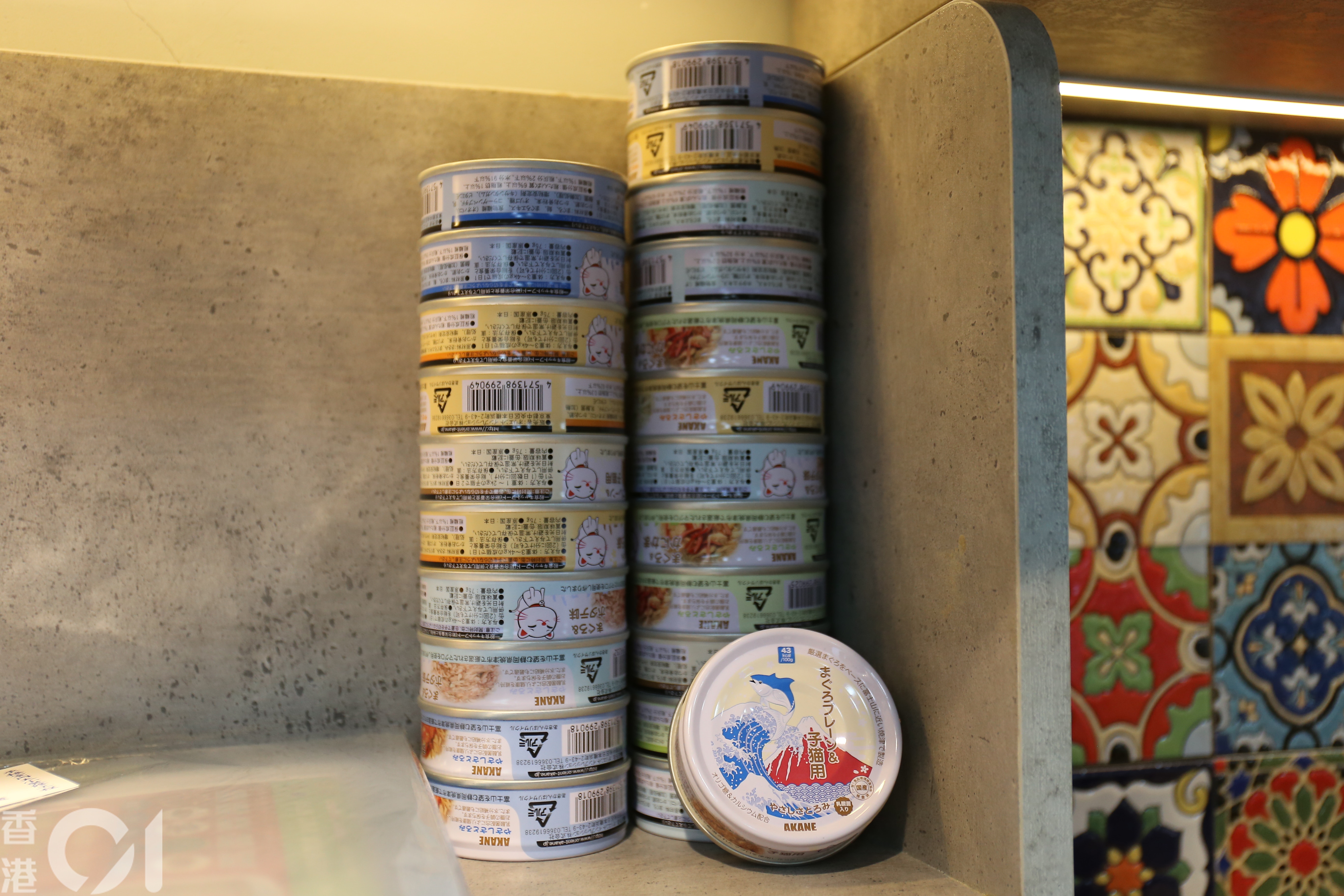 貓主馬太透露,今年9月獲客人贈送約1個月大的「可樂」,馬太視如己出,店內準備了大量「可樂」喜歡的「罐罐」,將愛貓放在店內飼養。(郭倩雯攝) 貓主馬太透露,今年9月獲客人贈送約1個月大的「可樂」,馬太視如己出,店內準備了大量「可樂」喜歡的「罐罐」,將愛貓放在店內飼養。(郭倩雯攝)