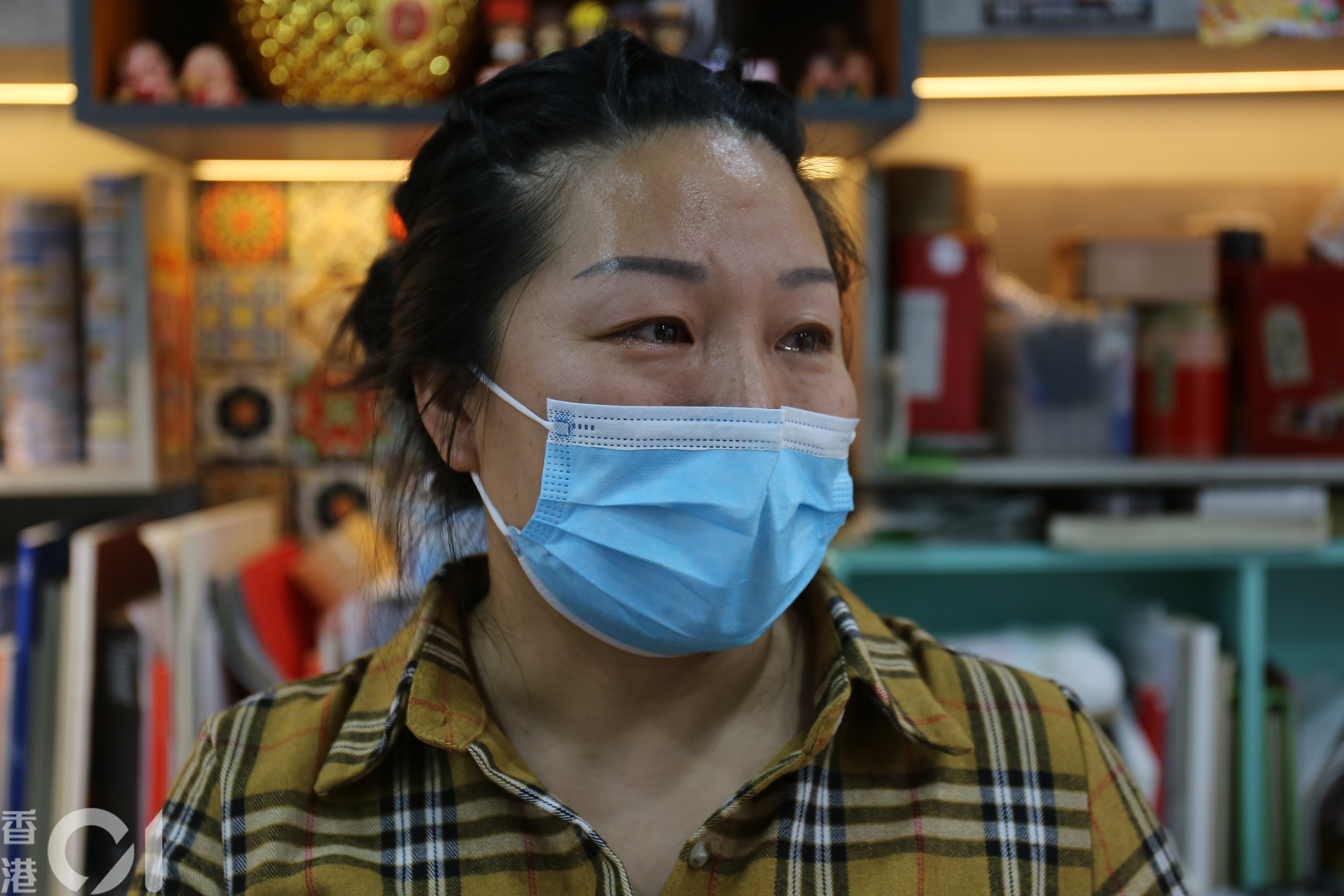 馬太表示,平日早上會放「可樂」到店外曬太陽,晚上則會將他留在店內,「日日餵奶畀佢食,好似湊呀b咁湊大佢。」(郭倩雯攝) 馬太表示,平日早上會放「可樂」到店外曬太陽,晚上則會將他留在店內,「日日餵奶畀佢食,好似湊呀b咁湊大佢。」(郭倩雯攝)