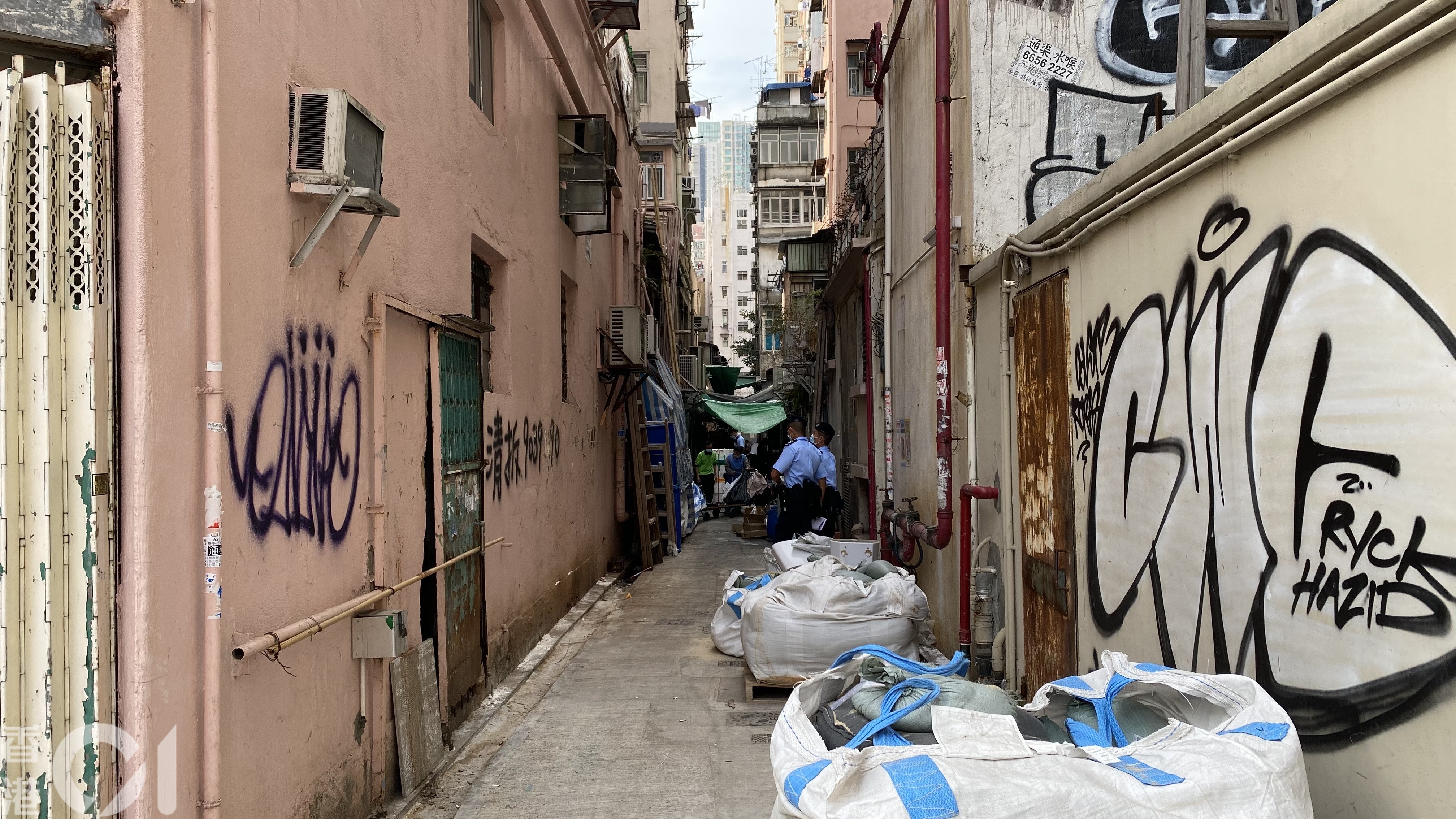 今午警方派出約60名CID、PTU及特遣隊人員,到附近唐樓搜索惟未有發現。(郭倩雯攝) 今午警方派出約60名CID、PTU及特遣隊人員,到附近唐樓搜索惟未有發現。(郭倩雯攝)