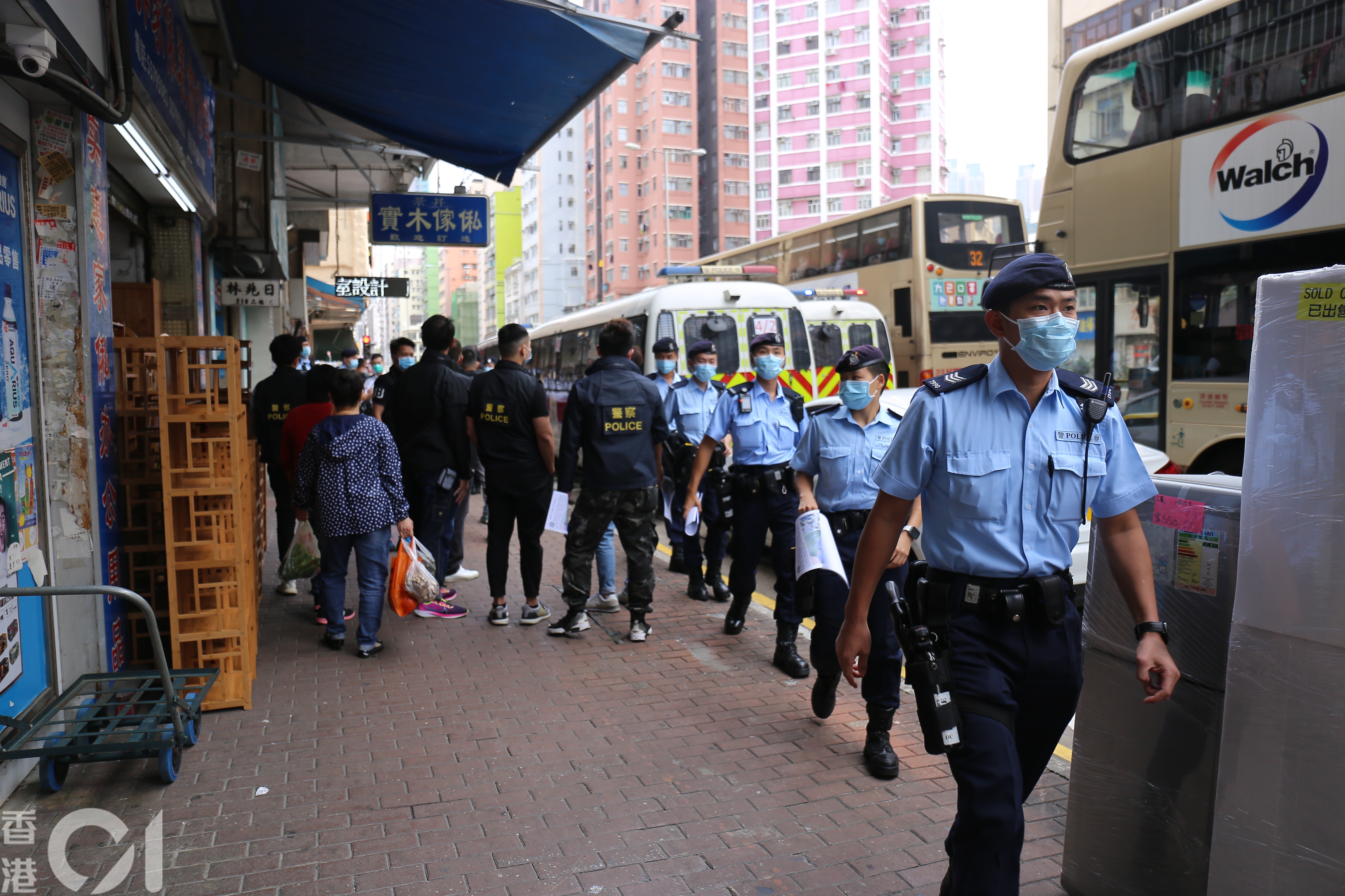 今午警方派出約60名CID、PTU及特遣隊人員,到附近唐樓搜索惟未有發現。(郭倩雯攝) 今午警方派出約60名CID、PTU及特遣隊人員,到附近唐樓搜索惟未有發現。(郭倩雯攝)