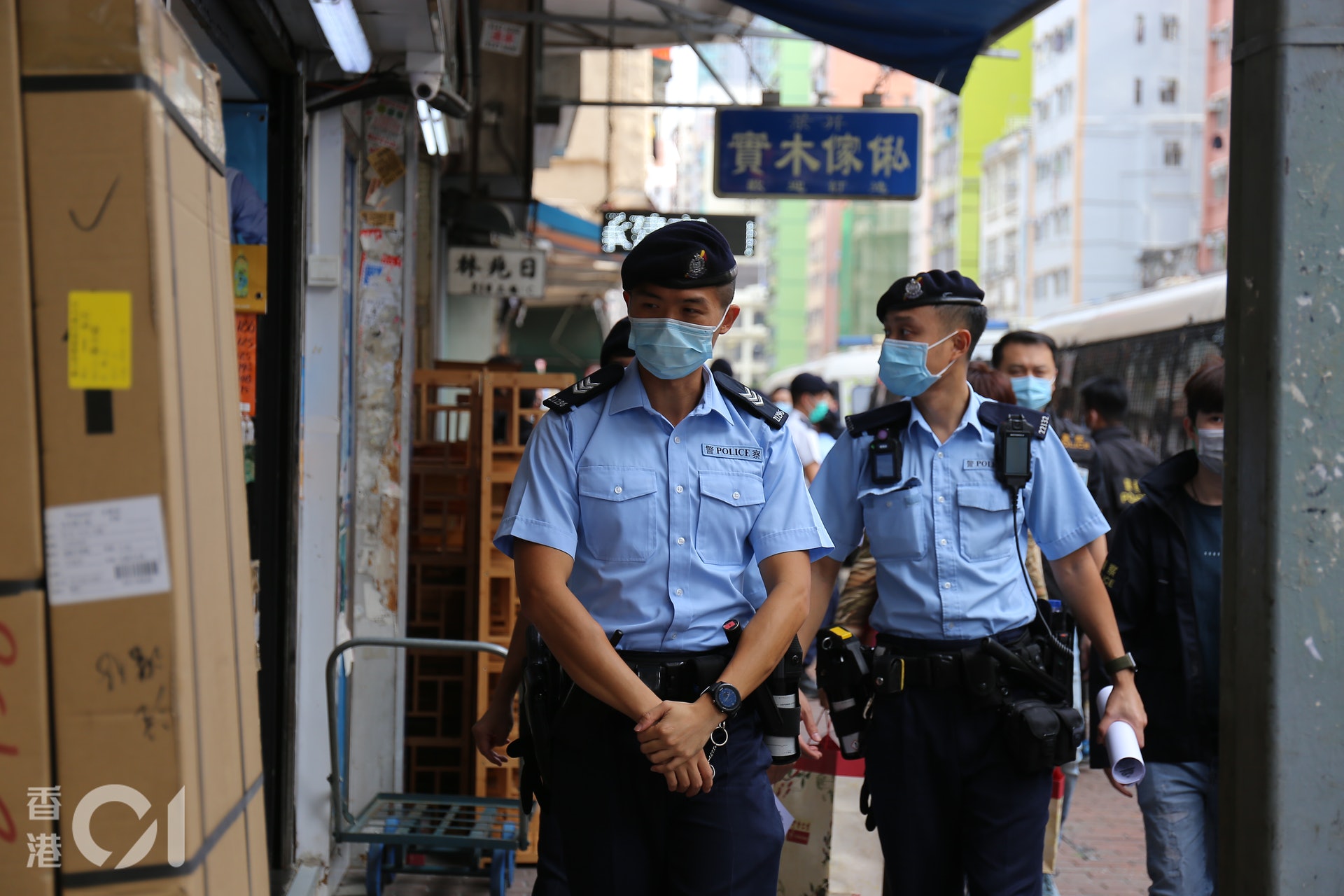 今午警方派出約60名CID、PTU及特遣隊人員,到附近唐樓搜索惟未有發現。(郭倩雯攝) 今午警方派出約60名CID、PTU及特遣隊人員,到附近唐樓搜索惟未有發現。(郭倩雯攝)