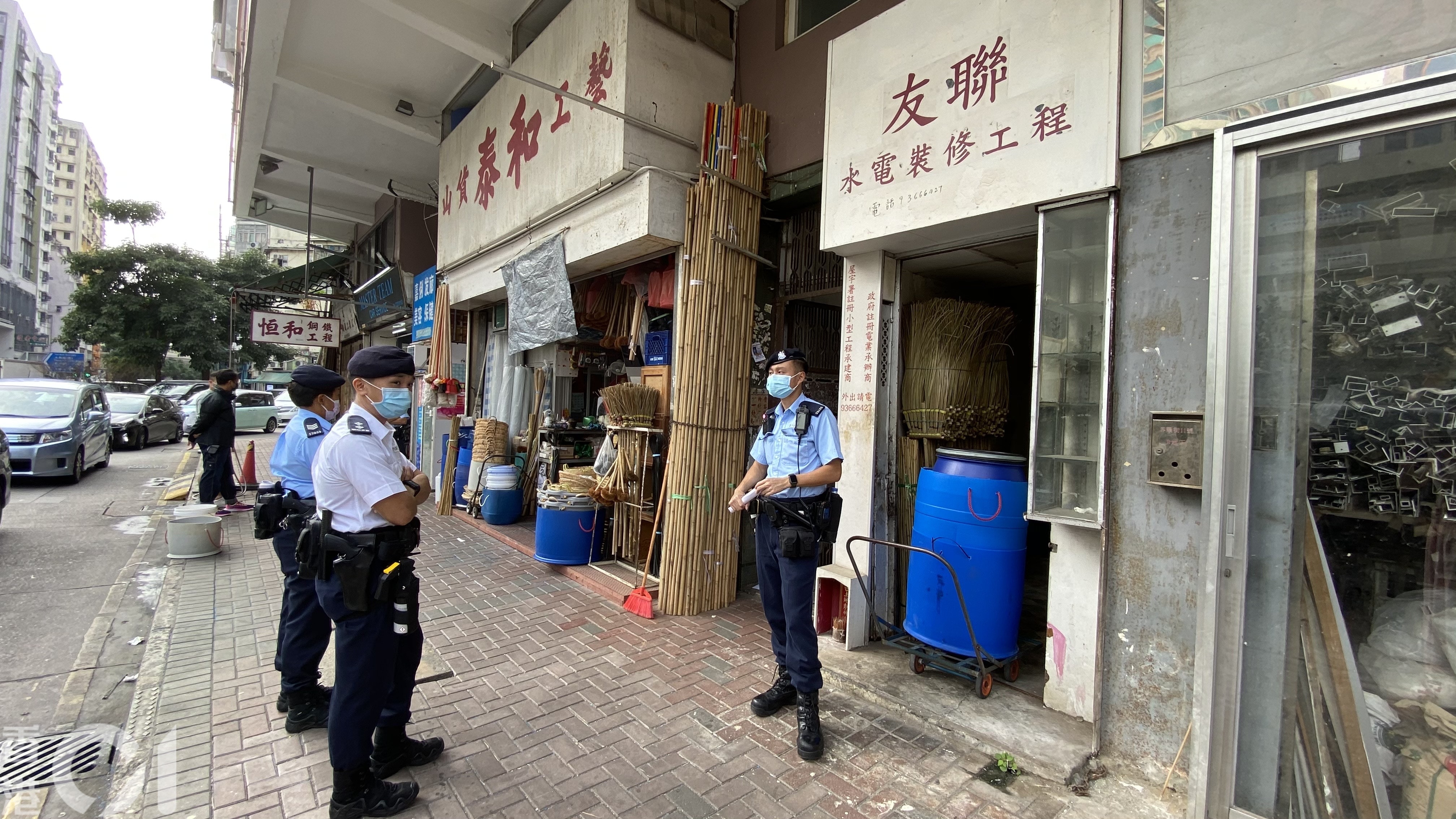 警方向街坊派發通緝傳單,呼籲任何人士如有案件的資料,請致電36618854或61289586與深水埗警區人員或任何一間警署聯絡。(郭倩雯攝) 警方向街坊派發通緝傳單,呼籲任何人士如有案件的資料,請致電36618854或61289586與深水埗警區人員或任何一間警署聯絡。(郭倩雯攝)