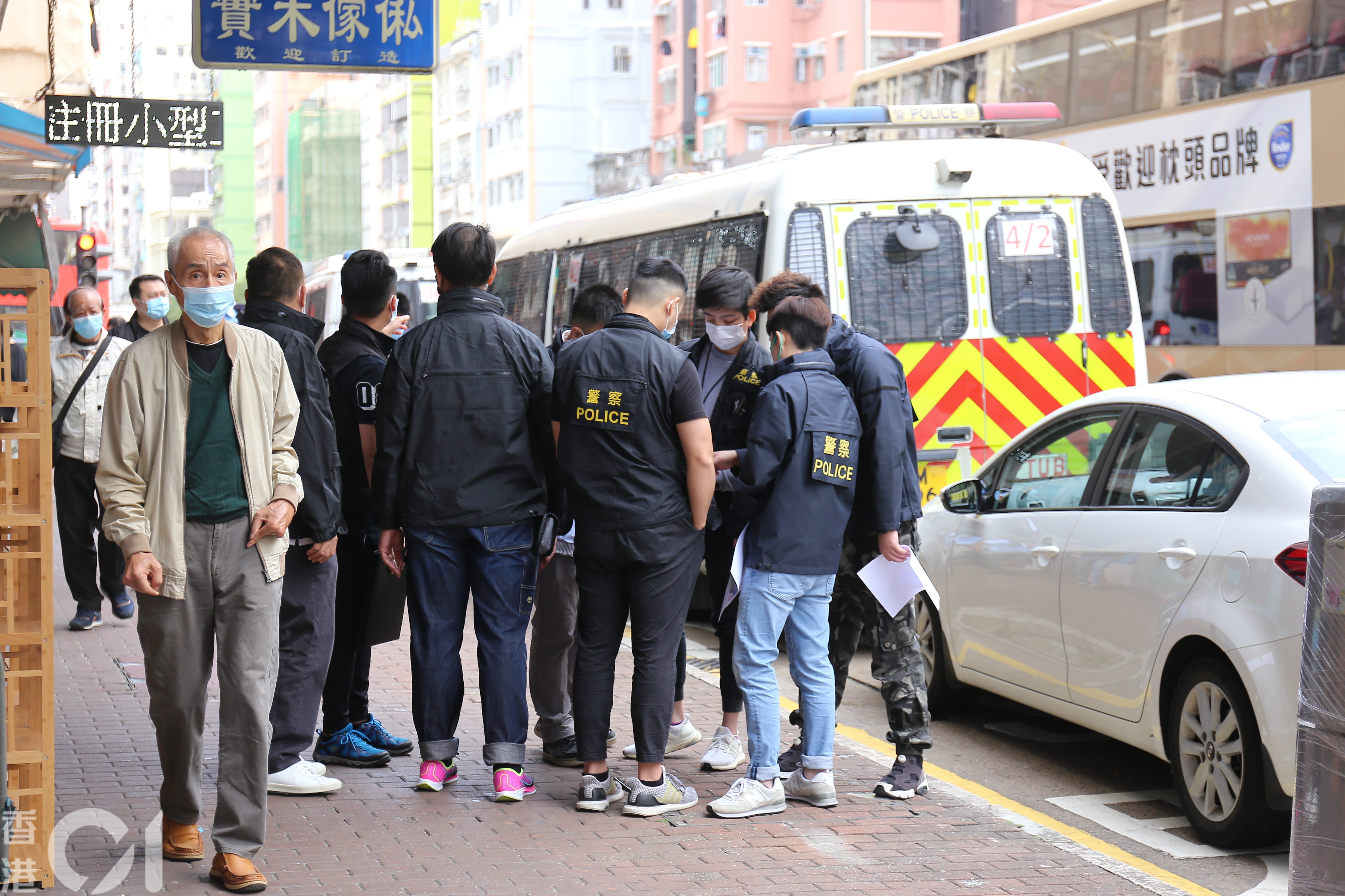 警方向街坊派發通緝傳單,呼籲任何人士如有案件的資料,請致電36618854或61289586與深水埗警區人員或任何一間警署聯絡。(郭倩雯攝) 警方向街坊派發通緝傳單,呼籲任何人士如有案件的資料,請致電36618854或61289586與深水埗警區人員或任何一間警署聯絡。(郭倩雯攝)