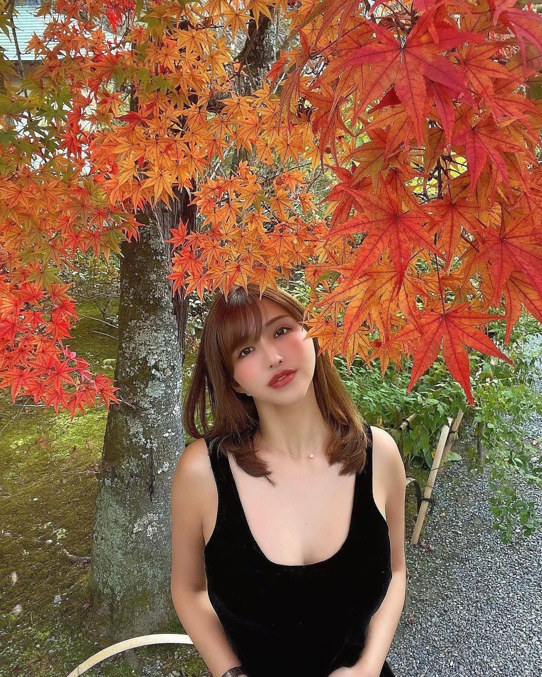 日本輕熟女網紅被封比堅尼女神小麥膚色豐滿上圍曬健康性感