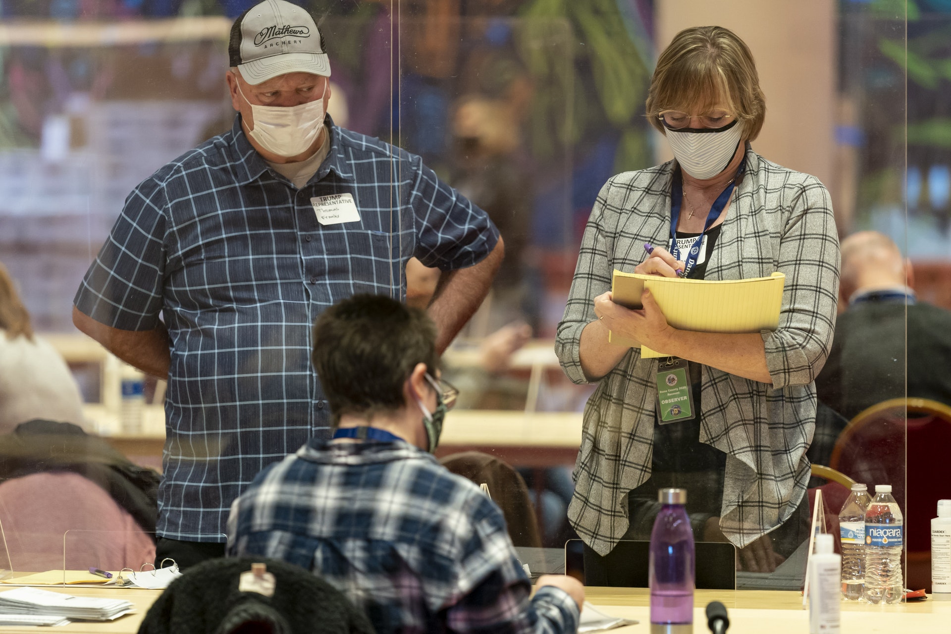 圖為11月20日,特朗普團隊要求威斯康星州重新點票,工作人員正在重新點算選票中。(Getty) 圖為11月20日,特朗普團隊要求威斯康星州重新點票,工作人員正在重新點算選票中。(Getty)