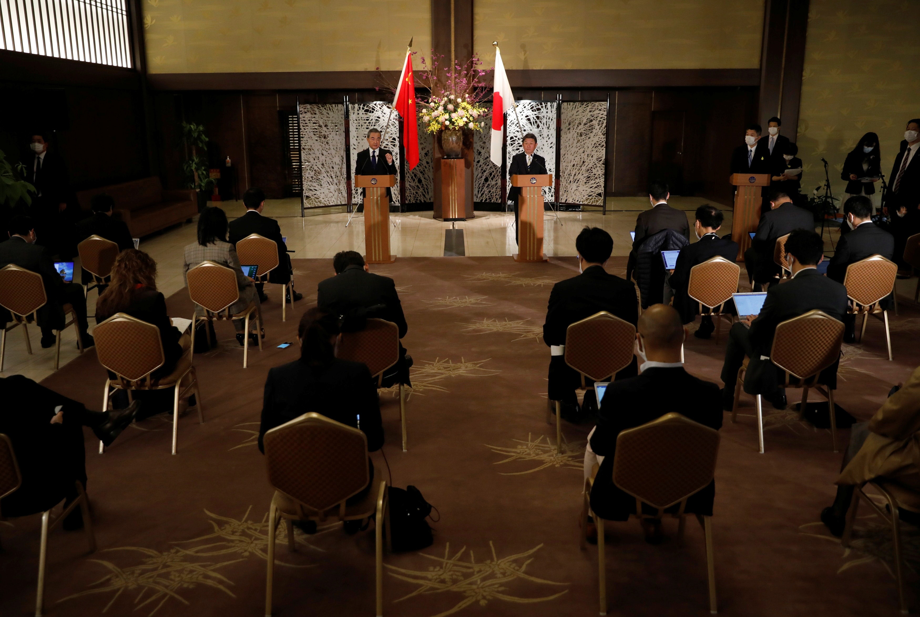 11月24日，王毅與日本外相茂木敏充進行雙邊會晤，會晤後舉行聯合記者會。（路透社）