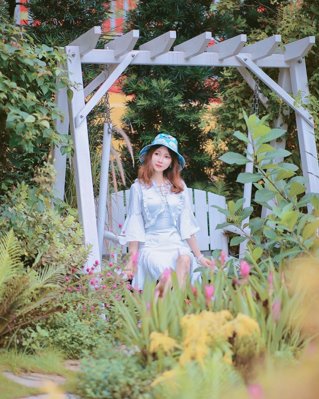 第二個打卡位就是白色鞦韆椅，坐上去就像花園中的公主。（ig@ yoli_chic_chic）