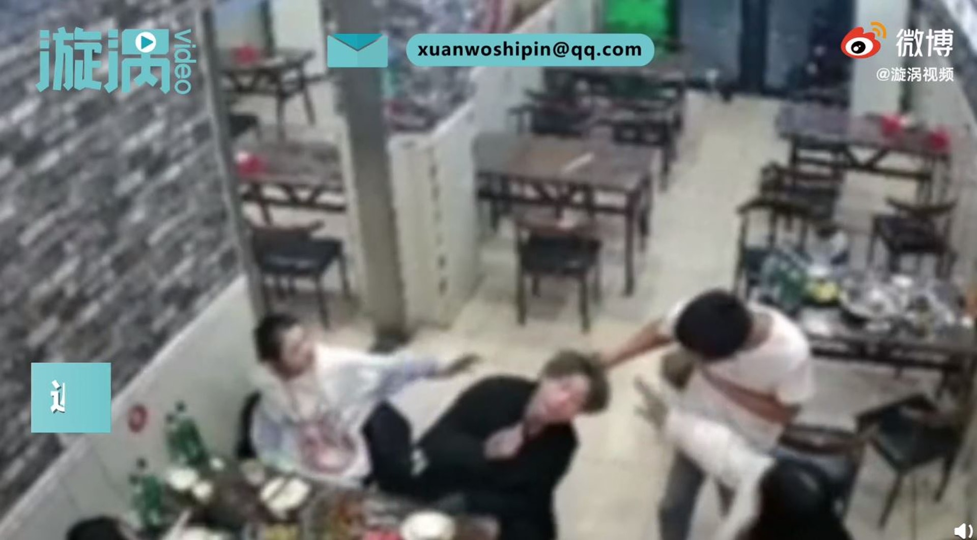 白衣男看到黑衣男子帶着3名少女一同用餐,妒忌得發狂打人。(微博影片截圖) 白衣男看到黑衣男子帶着3名少女一同用餐,妒忌得發狂打人。(微博影片截圖)