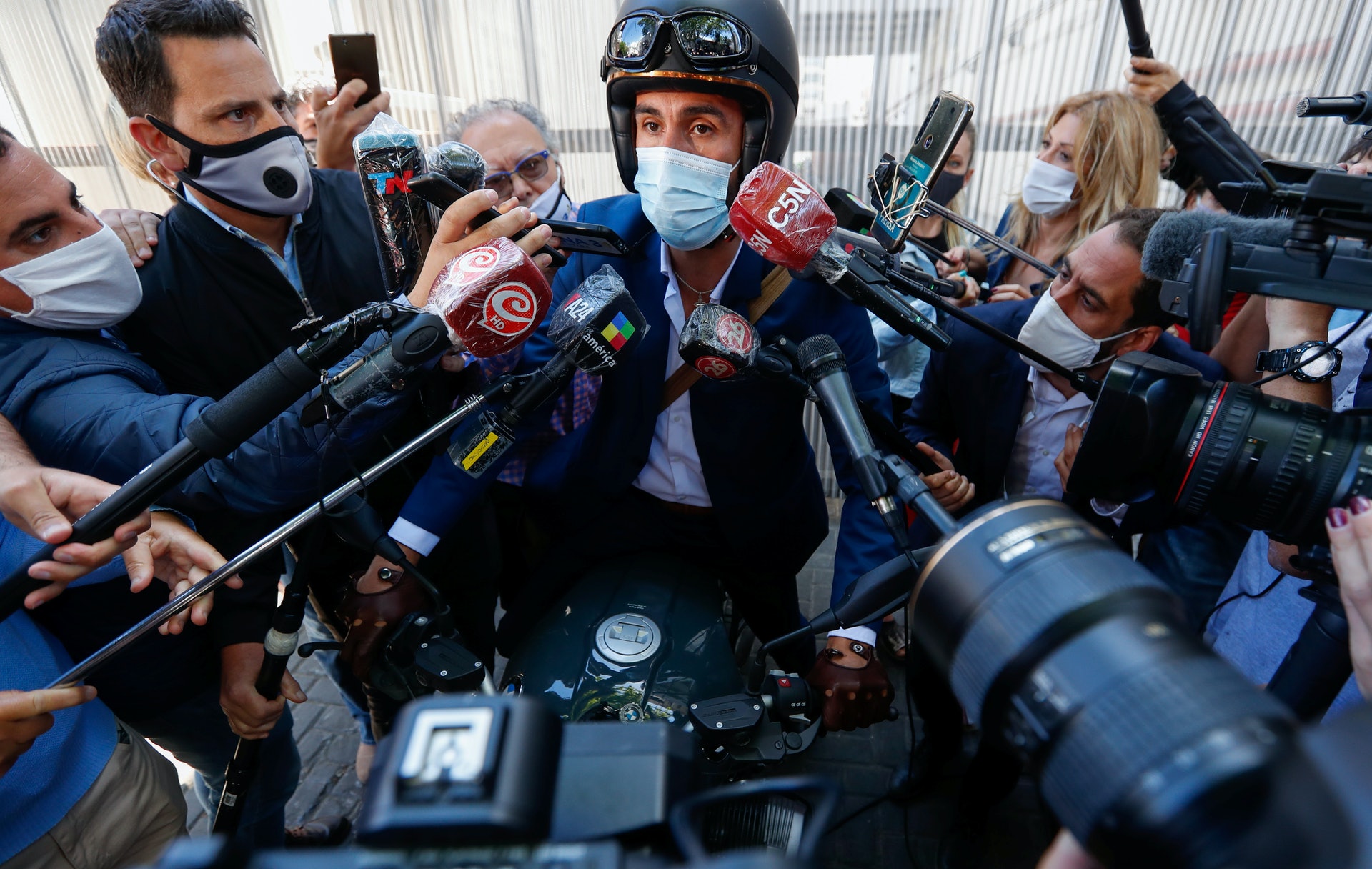 圖為11月10日阿根廷城市奧利沃斯的醫生盧克離開為球王馬勒當拿進行開腦手術的診所時,向媒體發言。(Reuters) 圖為11月10日阿根廷城市奧利沃斯的醫生盧克離開為球王馬勒當拿進行開腦手術的診所時,向媒體發言。(Reuters)