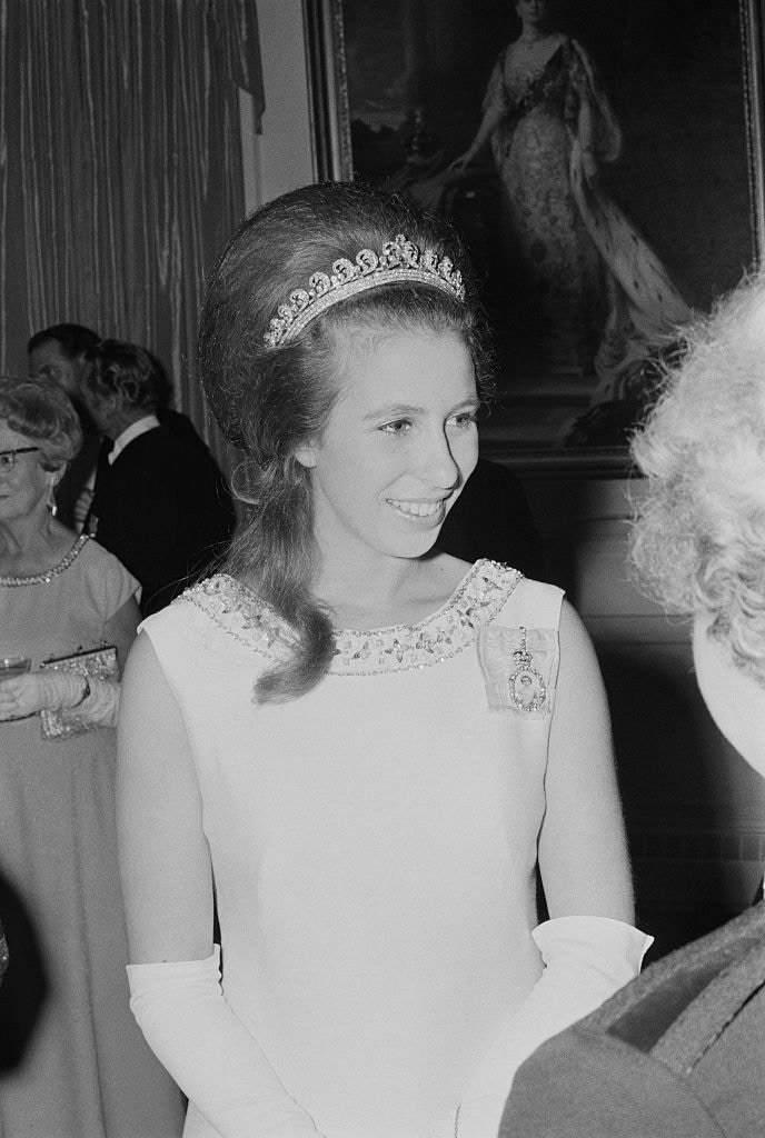【英国王室｜安妮公主】安妮公主是英女王伊利莎白二世第二名孩子，亦是她唯一的女儿。她本人亦如剧中一样，时常把发型梳高。（Getty）