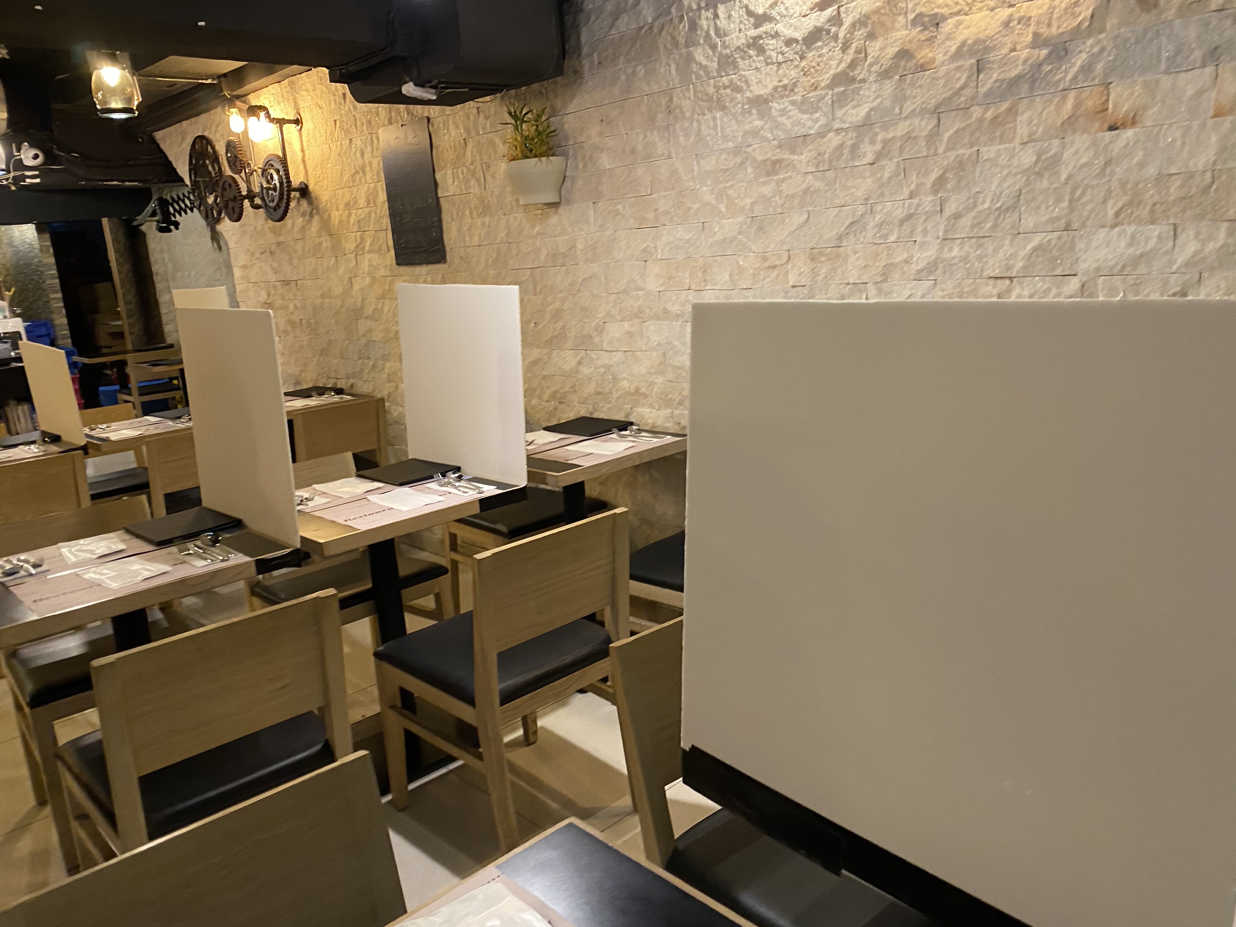 第4波疫情爆發，重挫飲食業生意，不少食肆顯得相當冷清。（黃詠榆攝）