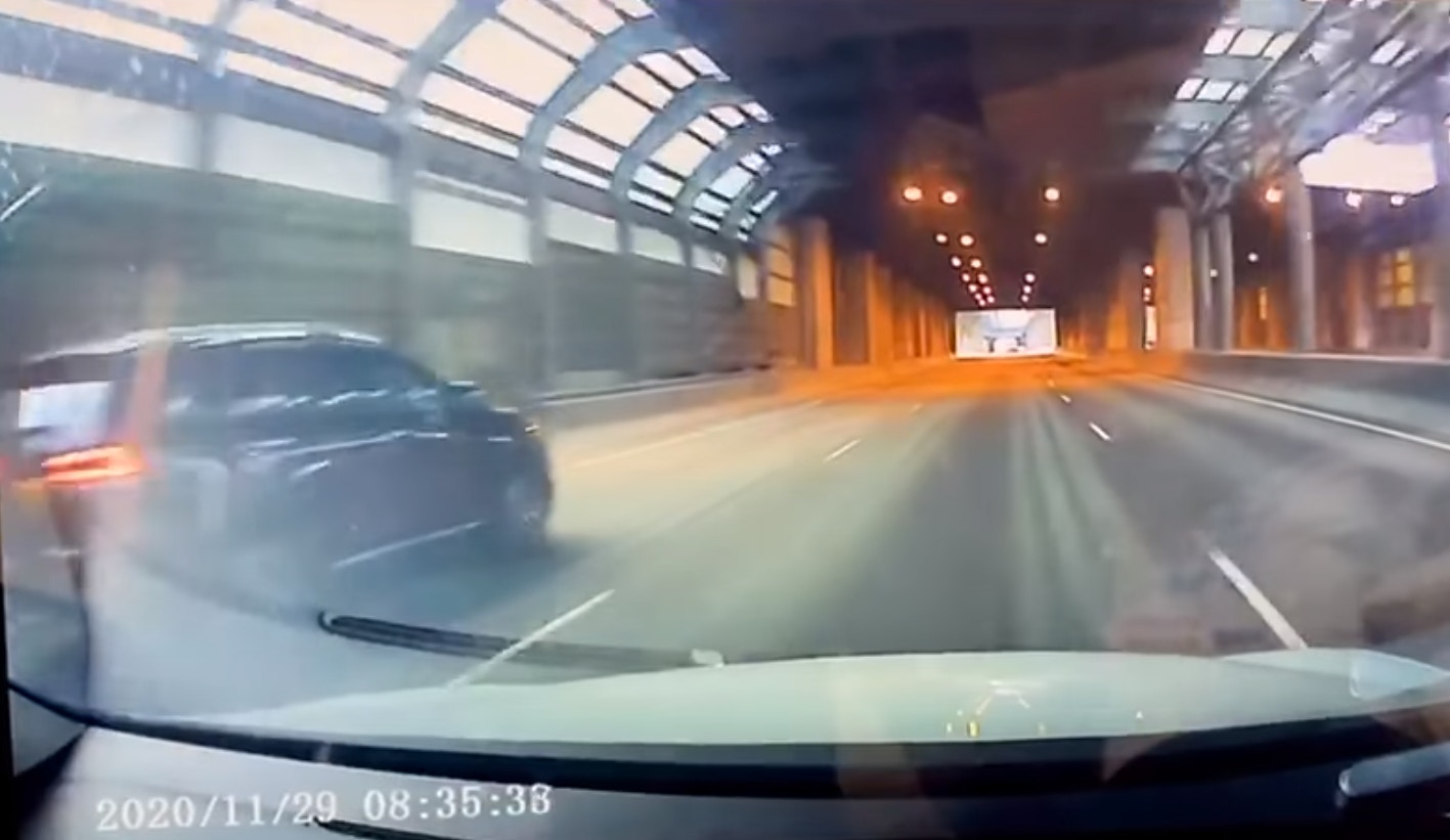 車CAM片段所見,一隻小貓疑似從一輛私家車內掉出來,貓咪在地上不停翻滾,後方司機見狀立即停車並救起牠。(影片截圖) 車CAM片段所見,一隻小貓疑似從一輛私家車內掉出來,貓咪在地上不停翻滾,後方司機見狀立即停車並救起牠。(影片截圖)