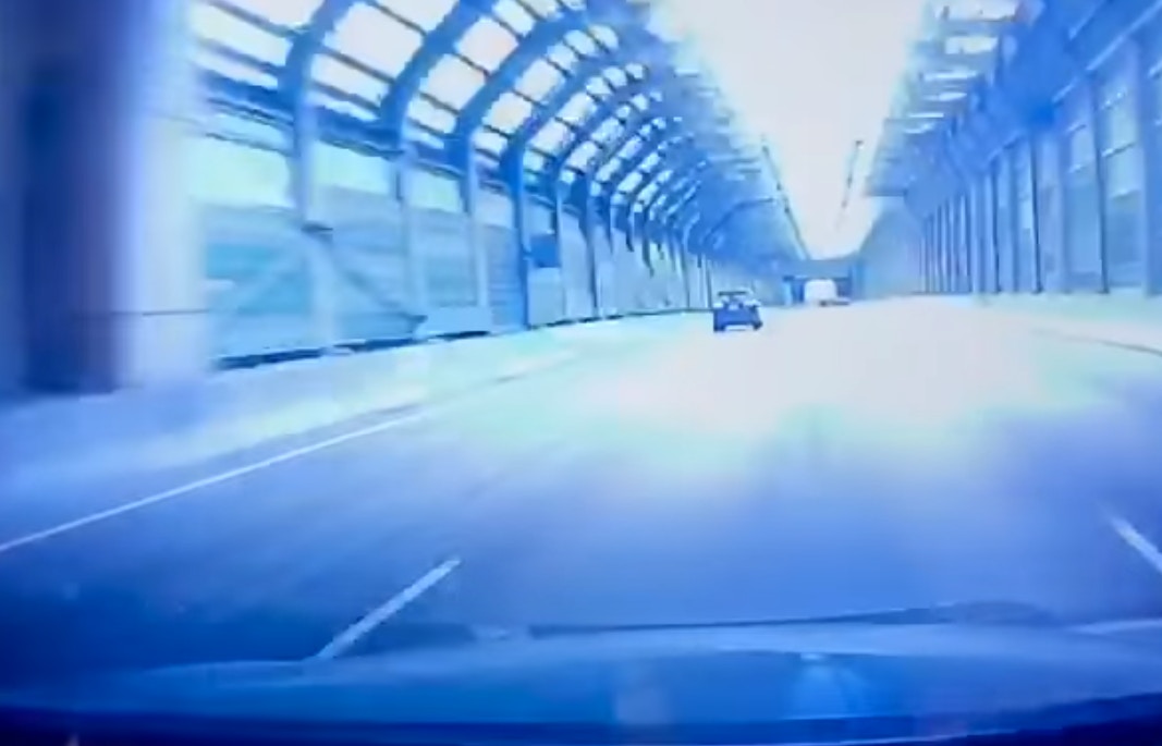 車CAM片段所見,一隻小貓疑似從一輛私家車內掉出來,貓咪在地上不停翻滾,後方司機見狀立即停車並救起牠。(影片截圖) 車CAM片段所見,一隻小貓疑似從一輛私家車內掉出來,貓咪在地上不停翻滾,後方司機見狀立即停車並救起牠。(影片截圖)