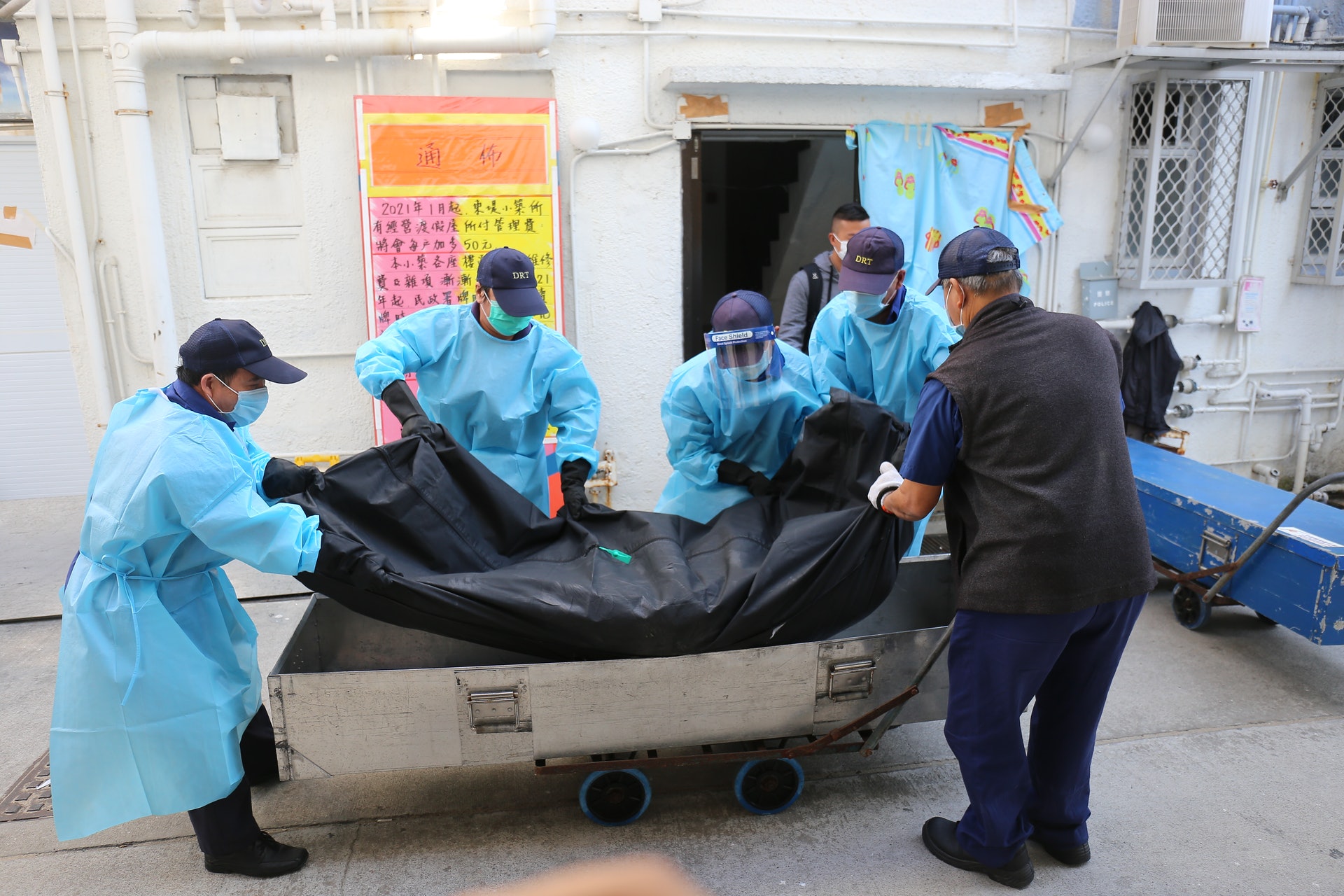 仵工將兩名死者的遺體移走。(郭倩雯攝) 仵工將兩名死者的遺體移走。(郭倩雯攝)
