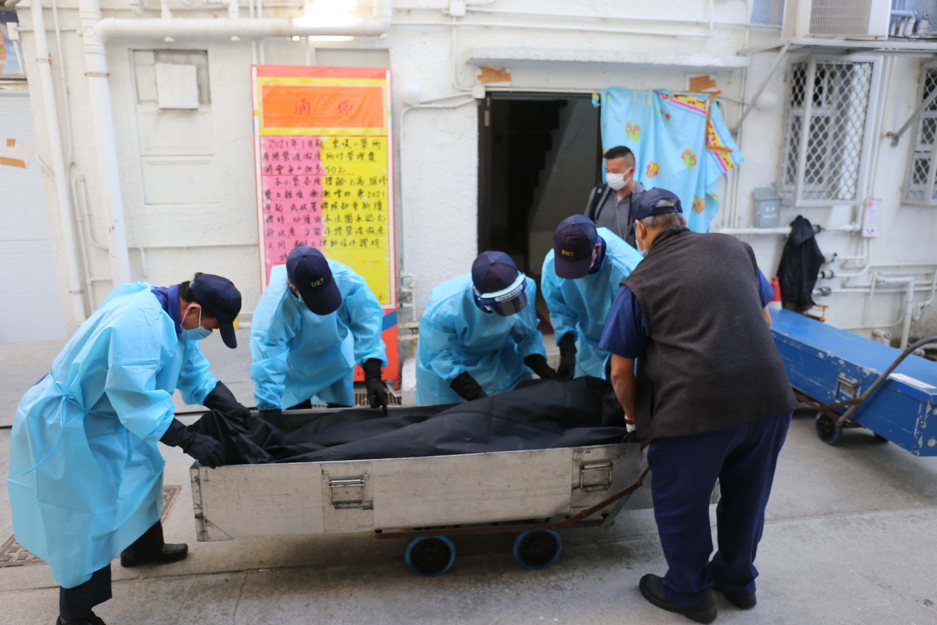 仵工將兩名死者的遺體移走。(郭倩雯攝) 仵工將兩名死者的遺體移走。(郭倩雯攝)