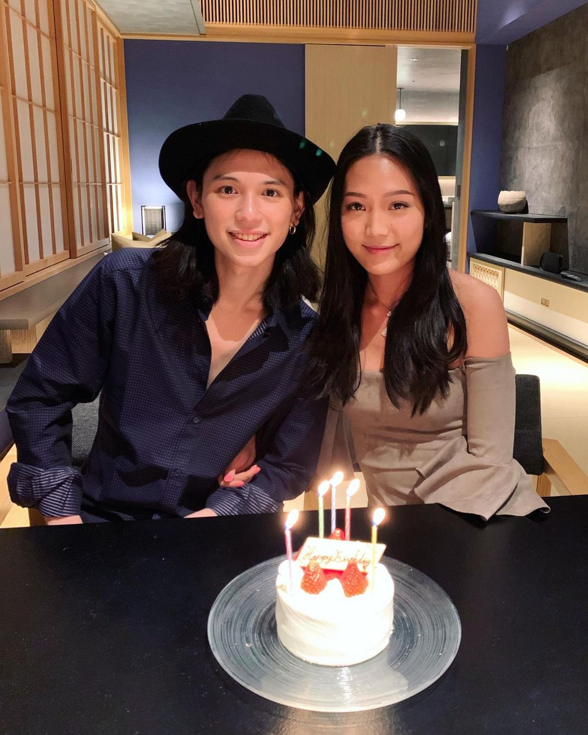 霍詠盈的男友同樣是豪門出身,她與前港姐吳婉芳的兒子胡智略發展姊弟戀,胡智略畢業於倫敦大學經濟系,相信兩人是在英國讀書時相識。(IG@carolinefwy) 霍詠盈的男友同樣是豪門出身,她與前港姐吳婉芳的兒子胡智略發展姊弟戀,胡智略畢業於倫敦大學經濟系,相信兩人是在英國讀書時相識。(IG@carolinefwy)