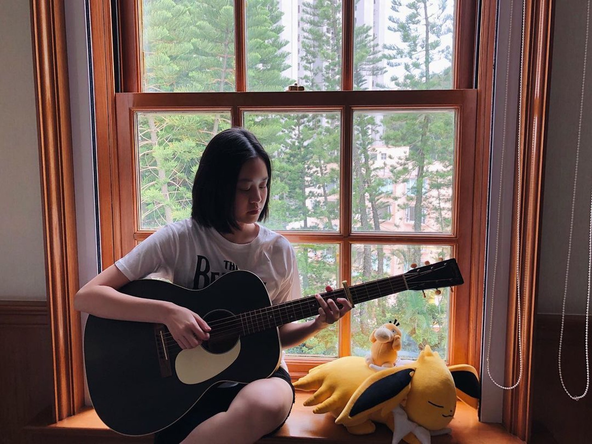 劉秀盈上傳練習結他的照片,意外曝光豪宅。(IG@zoelaumusic) 劉秀盈上傳練習結他的照片,意外曝光豪宅。(IG@zoelaumusic)