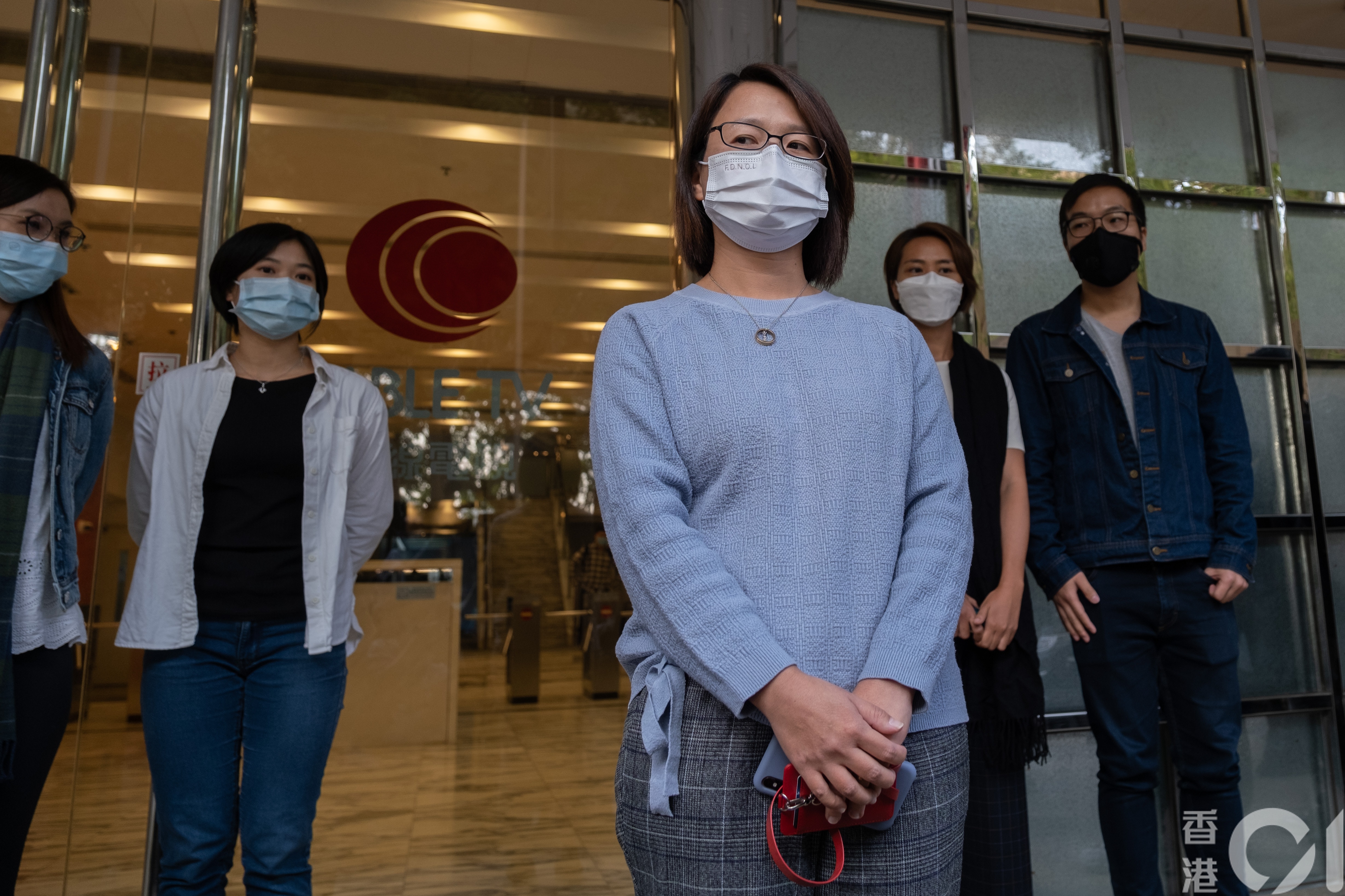 有線無預警下裁新聞部約40人，包括中國組助理採訪主任黃麗萍，引發有線中國組全員總辭，以示不滿。（梁鵬威攝）