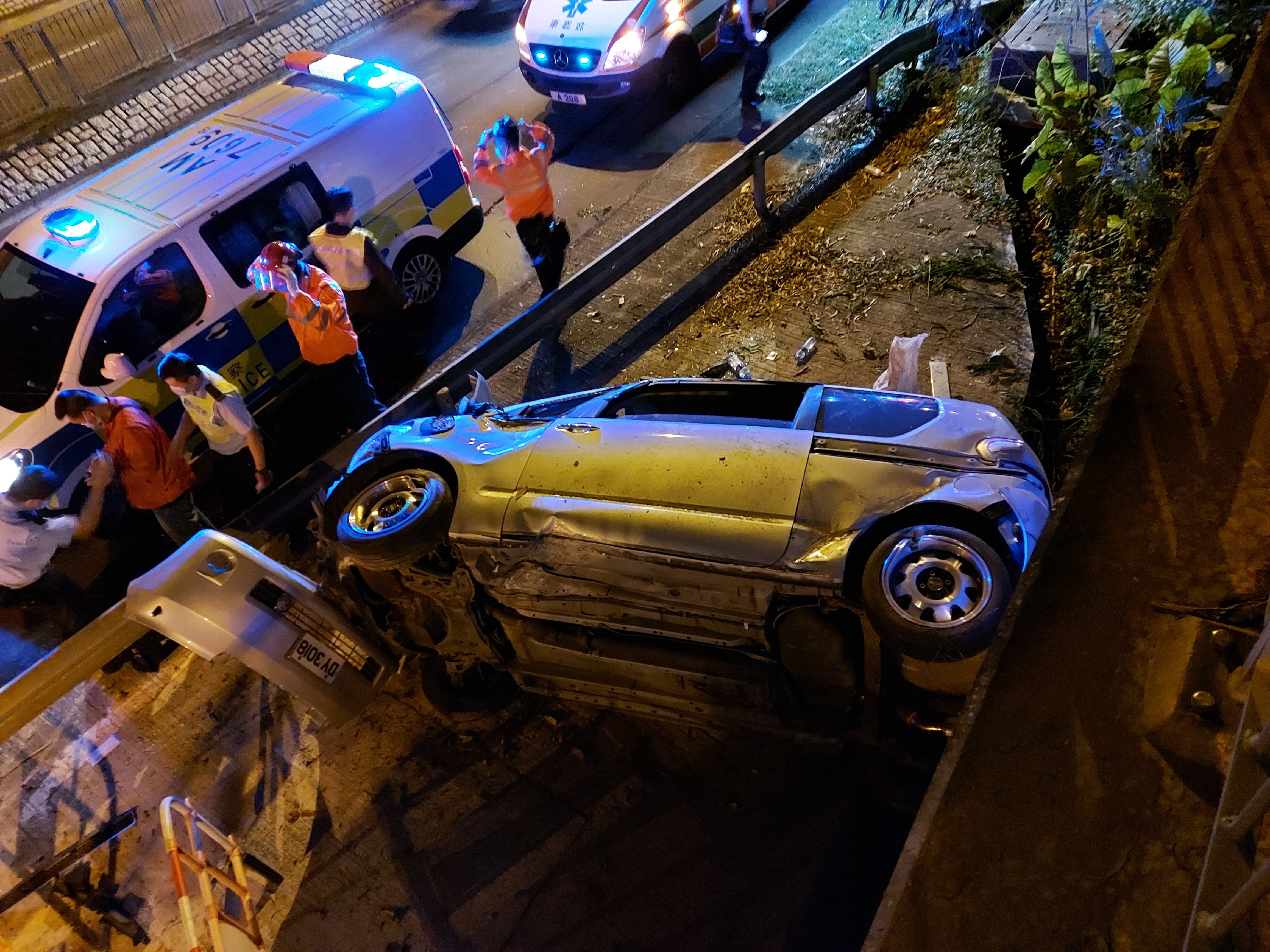 大埔私家車撞小巴剷上行人路翻側　三人受傷