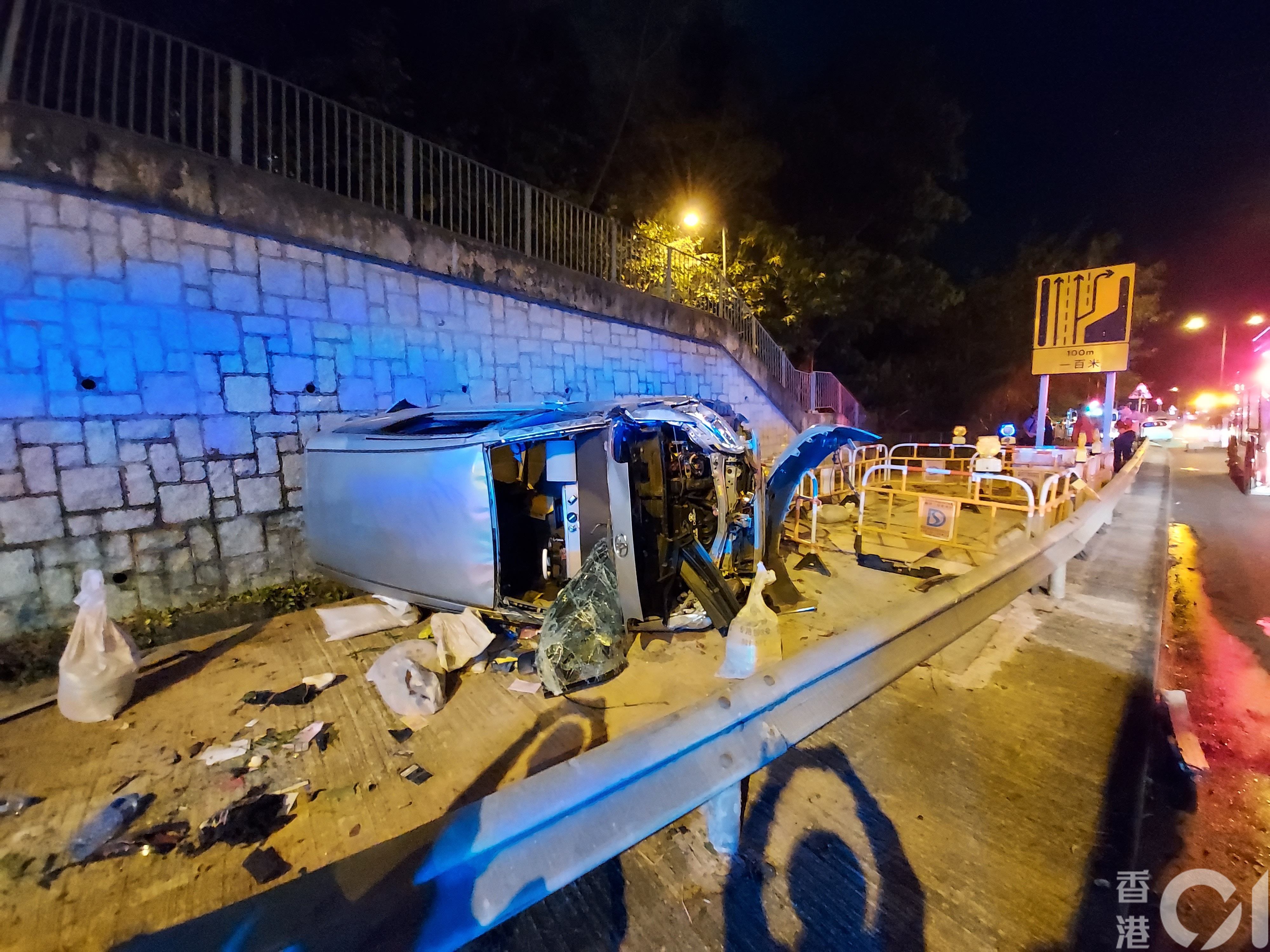 私家車剷上行人路翻側。（王譯揚攝）