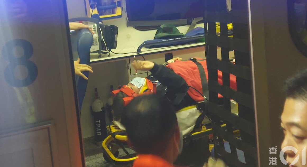 女傷者被送上救護車。（王譯揚攝）