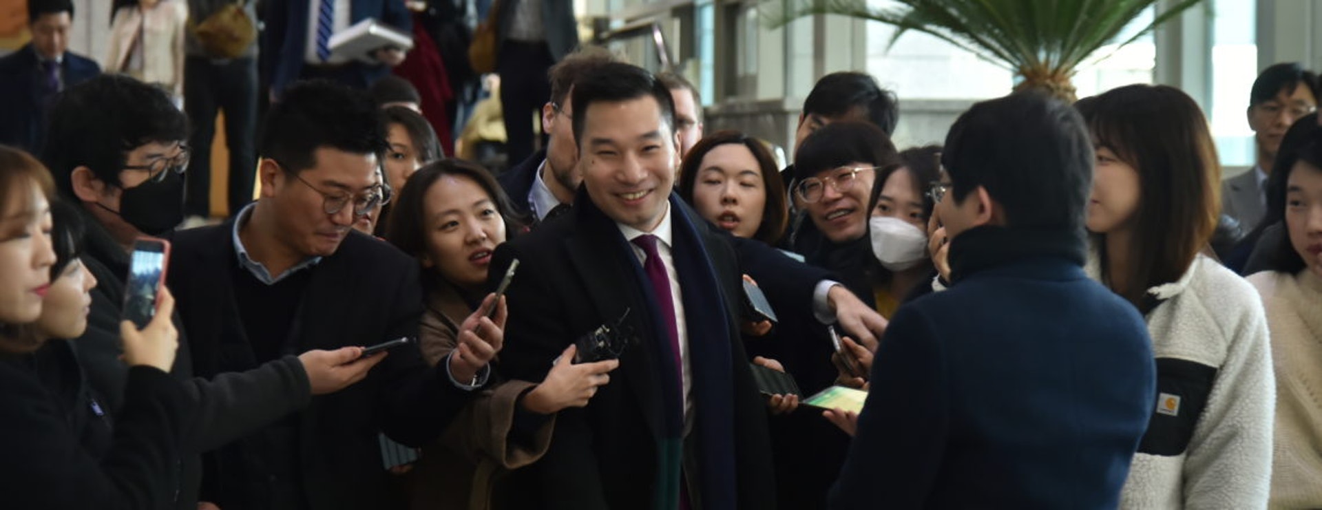 圖為美國國務院負責對朝鮮事務的副助理國務卿黃之瀚(圖中戴紅色領帶者)2020年2月訪問首爾時遭媒體包圍(美國國務院網站) 圖為美國國務院負責對朝鮮事務的副助理國務卿黃之瀚(圖中戴紅色領帶者)2020年2月訪問首爾時遭媒體包圍(美國國務院網站)