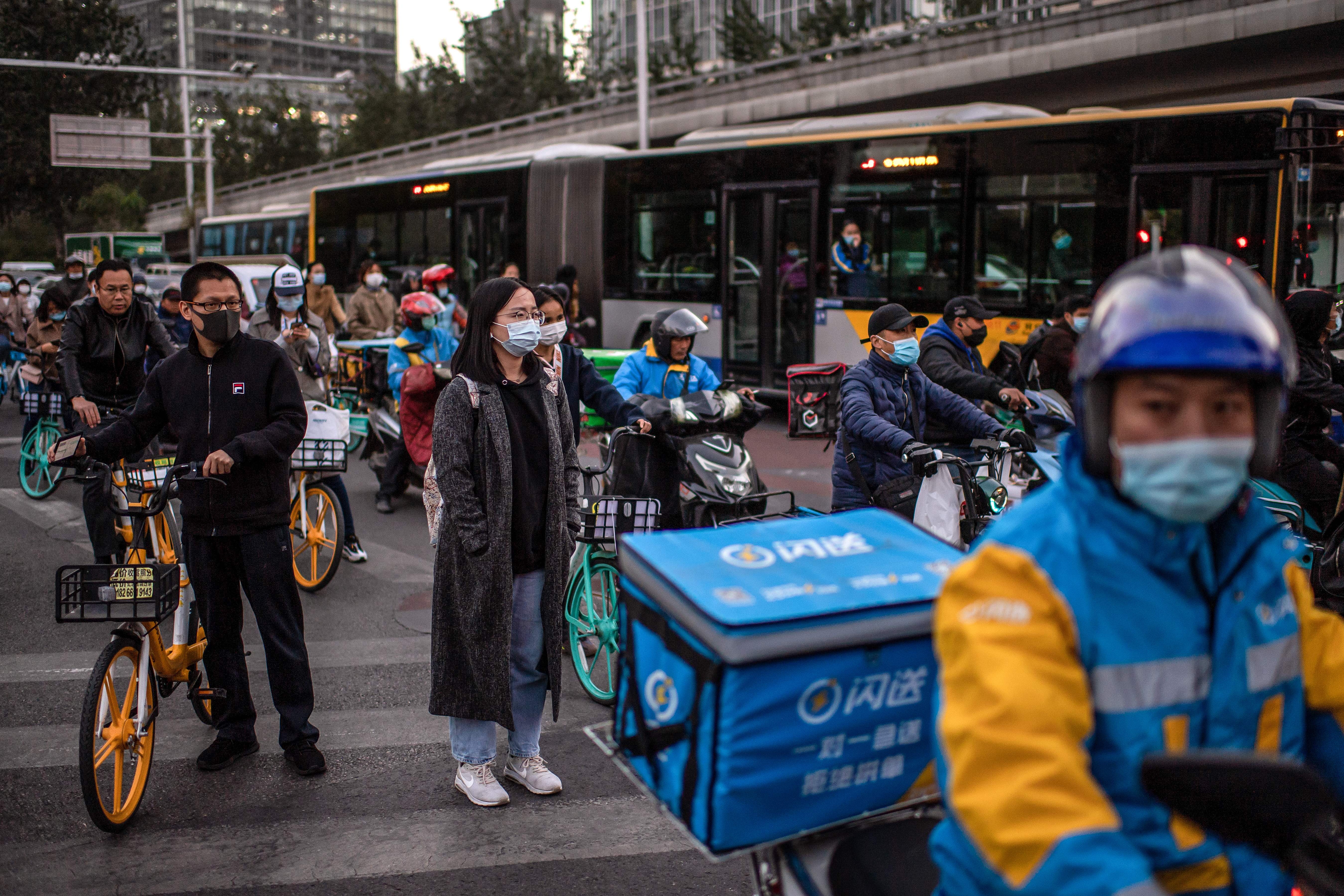圖為10月21日，中國北京市一條熙來攘往的街道。（Getty）