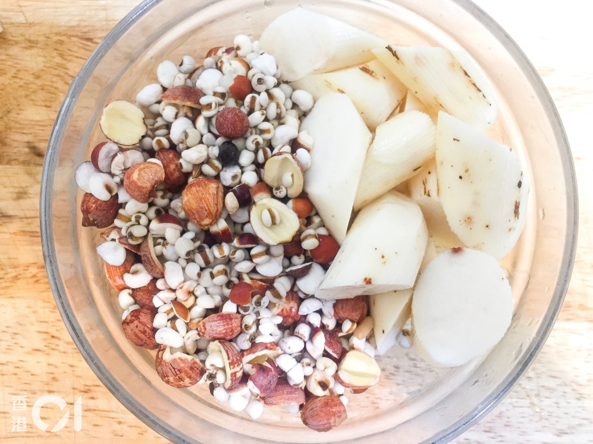 四臣湯的四味皆是平和的材料,包括淮山、芡實、蓮子、茯苓,由於是食療,用薏仁取代藥材茯苓是可行的做法。