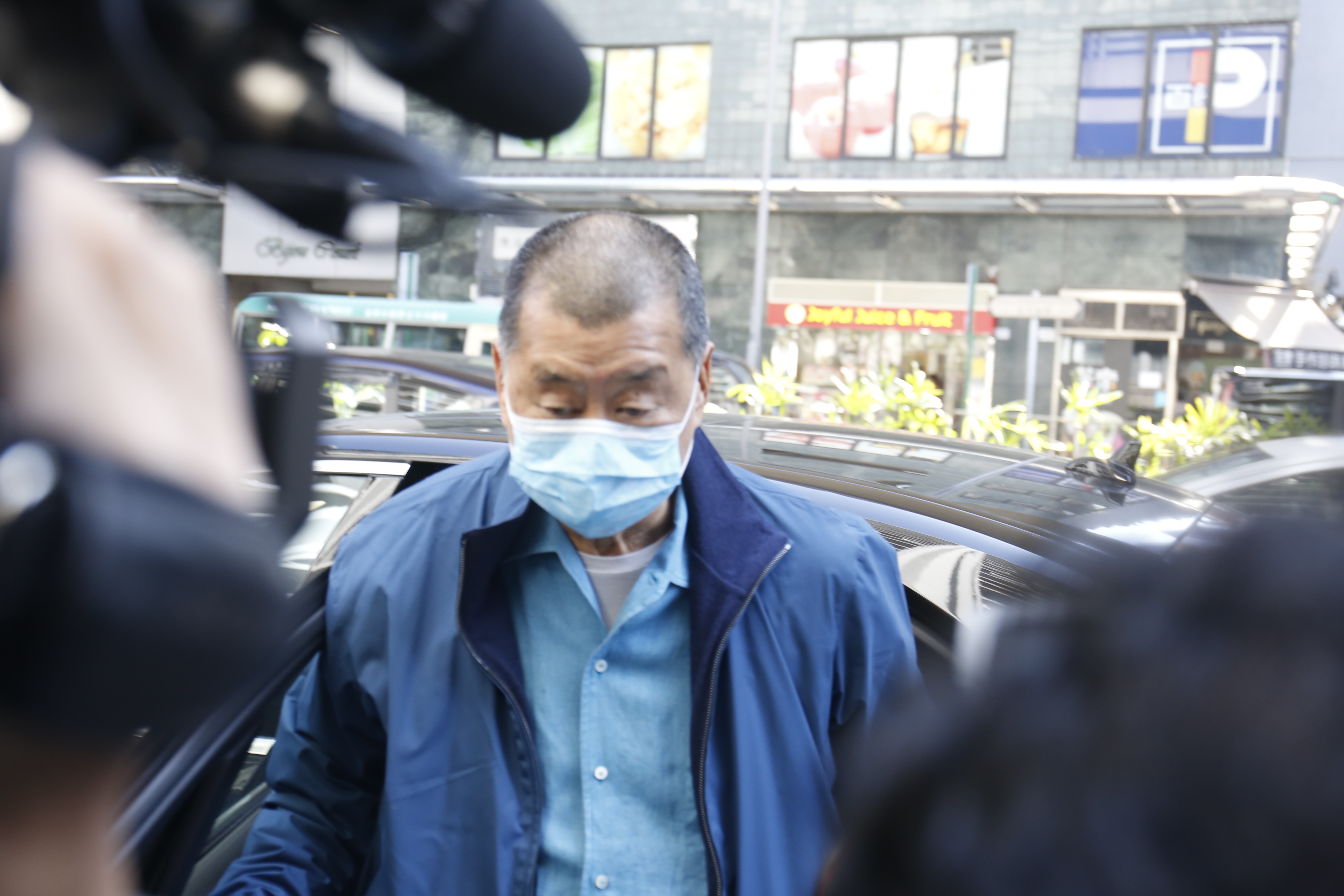 黎智英与壹传媒高层今午警署报到 黎与高层三人料被落案控告诈骗 - 1