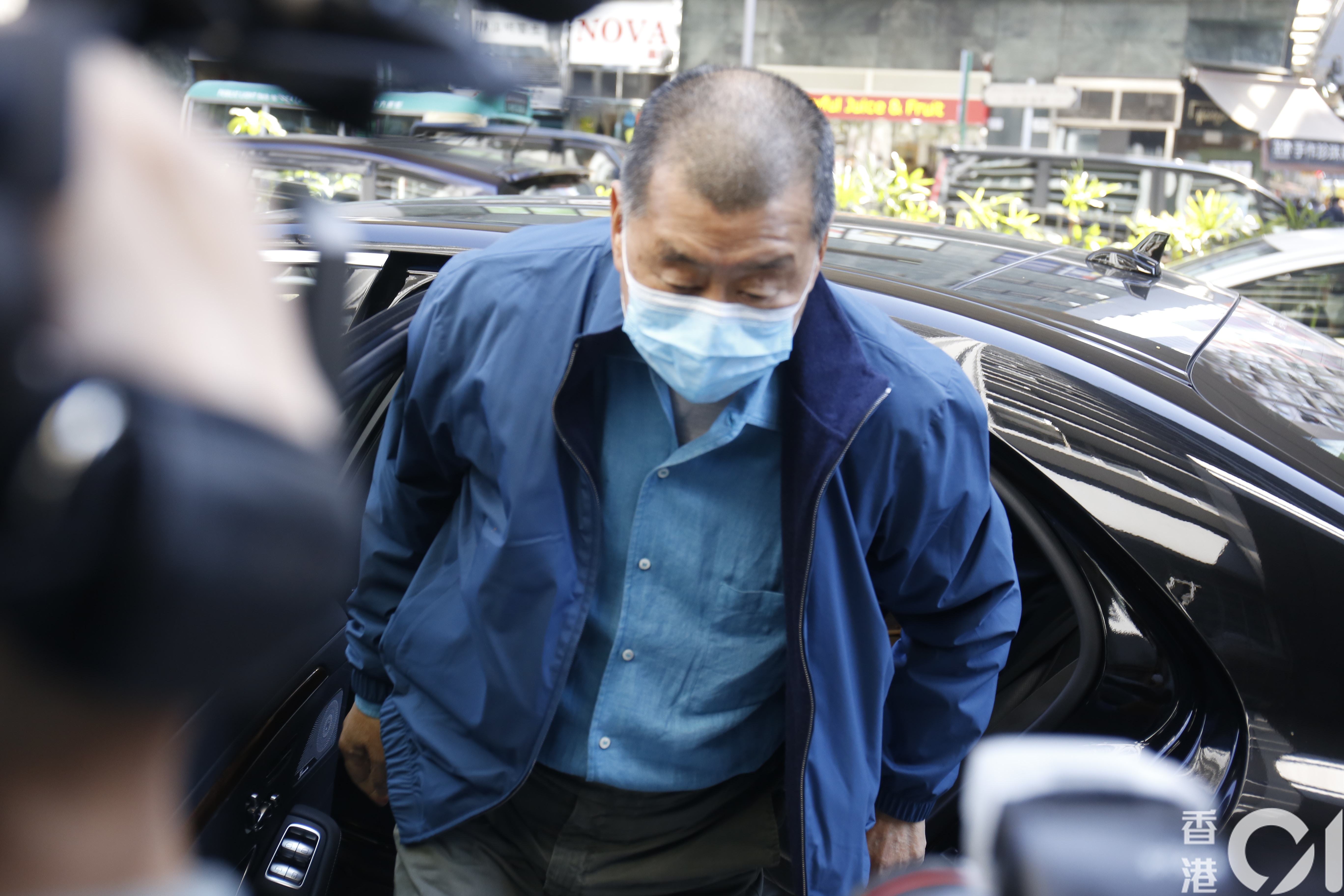 黎智英与壹传媒高层今午警署报到 黎与高层三人料被落案控告诈骗 - 2