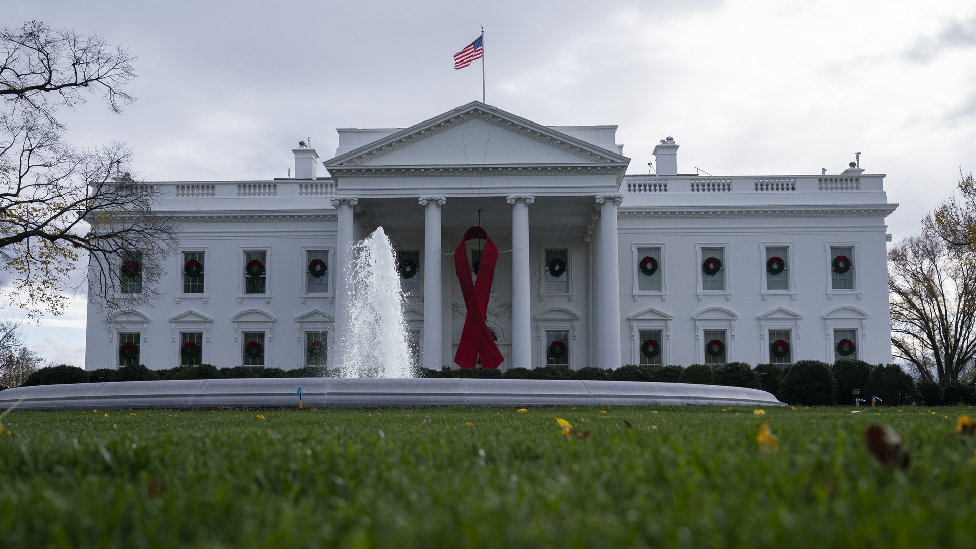 美國大選:圖為12月1日,白宮掛起紅絲帶,響應世界愛滋病日的行動。(AP) 美國大選:圖為12月1日,白宮掛起紅絲帶,響應世界愛滋病日的行動。(AP)