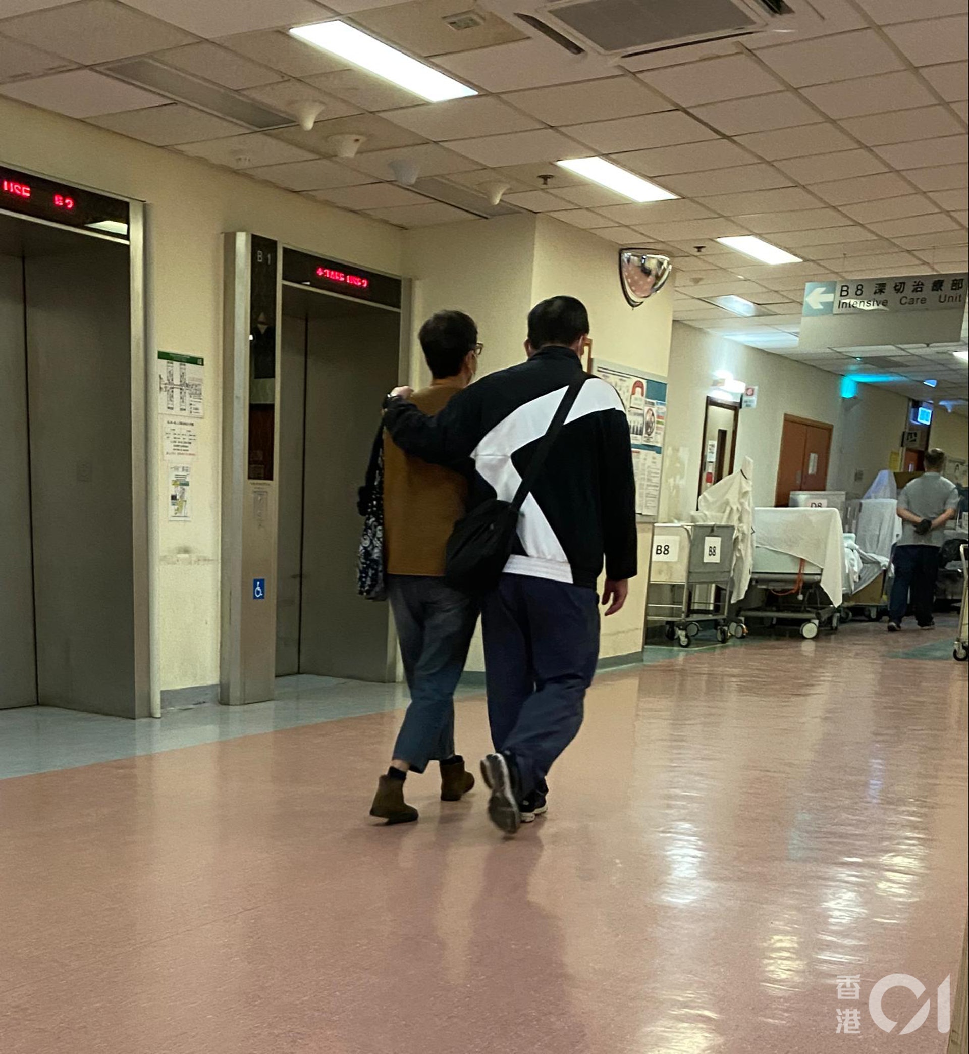 周父周母稱,現時對事發經過不清楚,呼籲熱心人士可提供事發一刻的車cam及相關資料。(黃廸雯攝) 周父周母稱,現時對事發經過不清楚,呼籲熱心人士可提供事發一刻的車cam及相關資料。(黃廸雯攝)