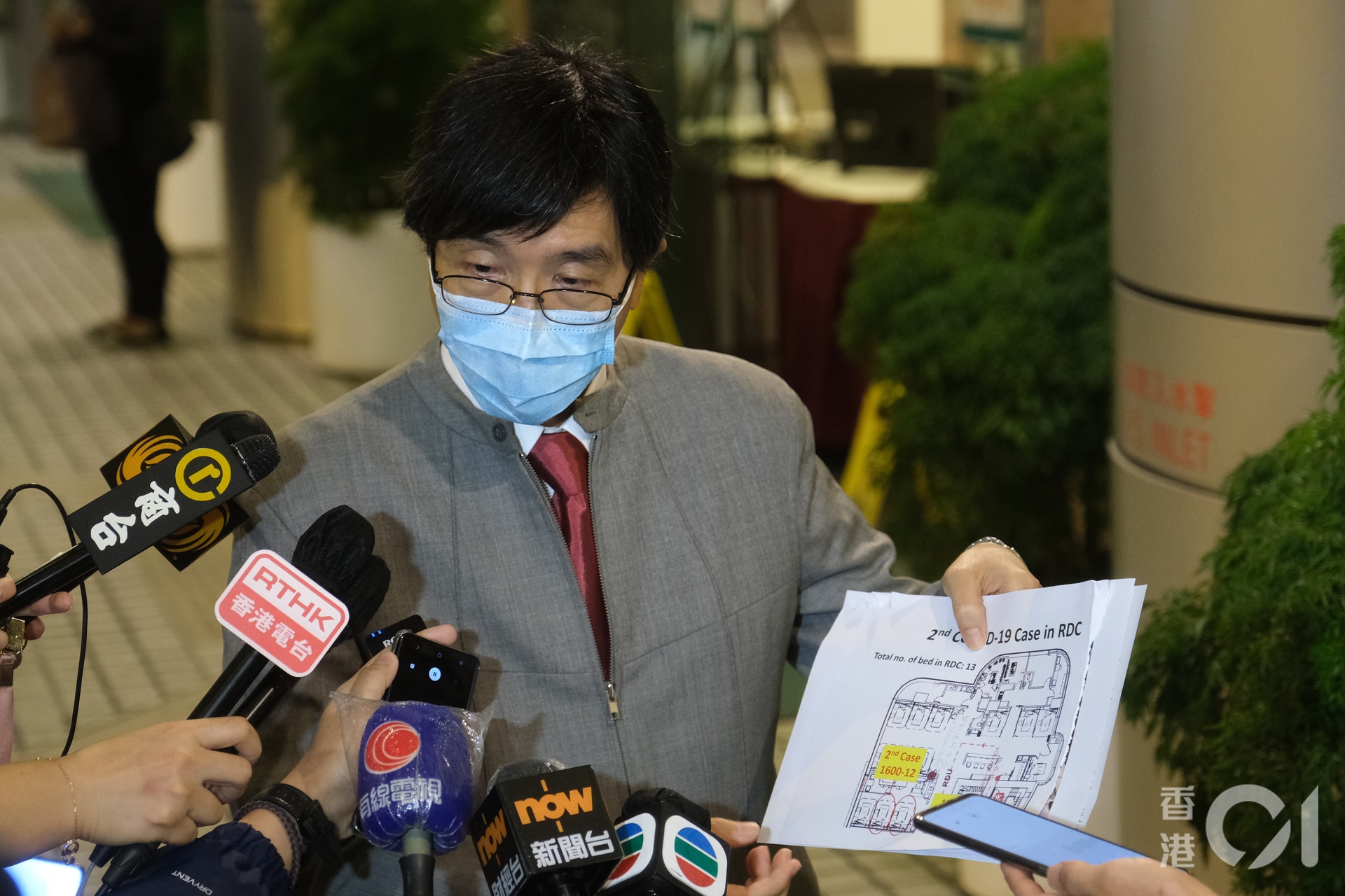 袁國勇到養和醫院視察,發現有確診病人的家人探病時,曾「除罩」一起吃薄餅,故令病毒散播開去。(羅君豪攝) 袁國勇到養和醫院視察,發現有確診病人的家人探病時,曾「除罩」一起吃薄餅,故令病毒散播開去。(羅君豪攝)