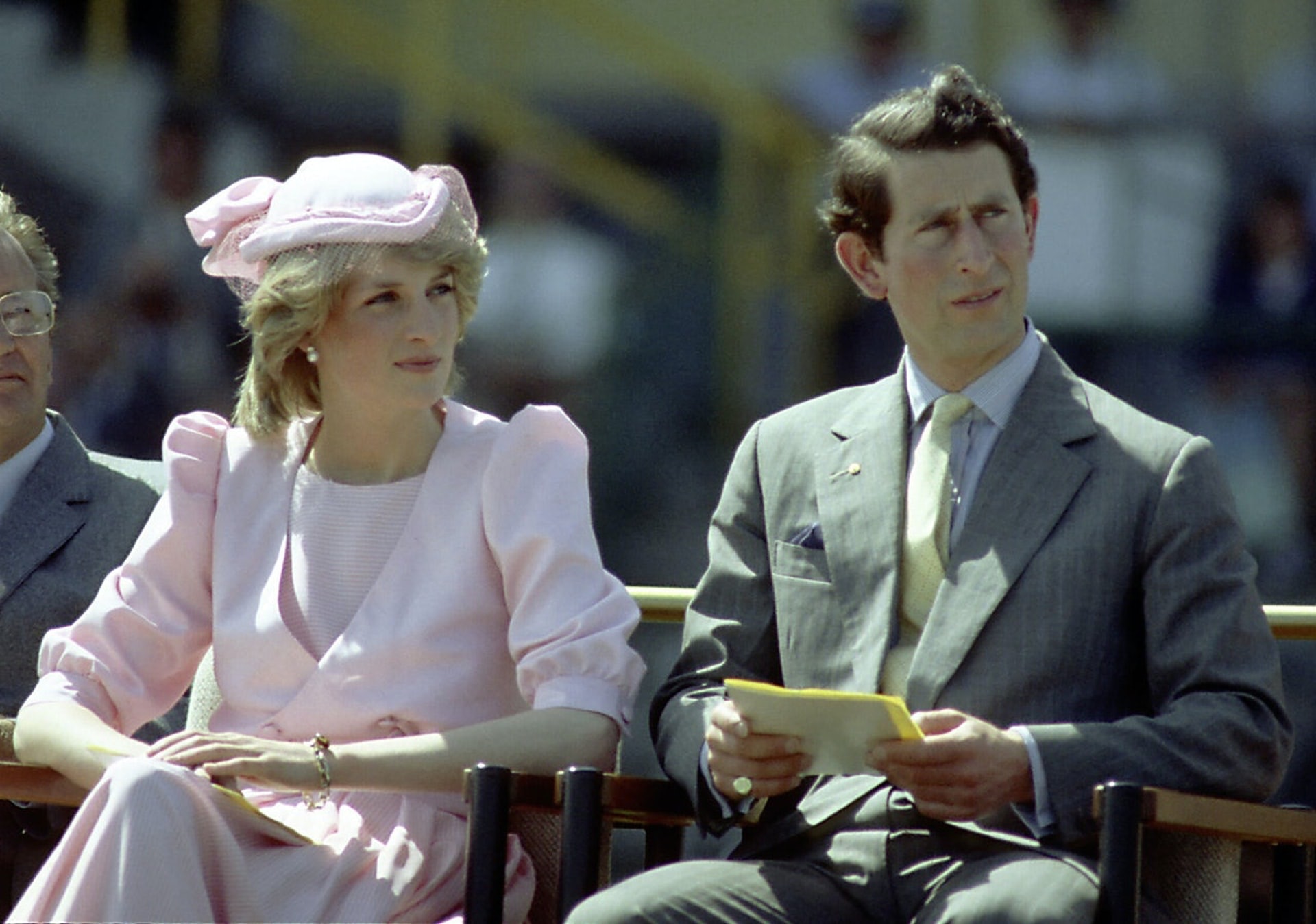 【《王冠（The Crown）》｜与现实不符】王冠｜Arbiter指出，他记得在1981年，有次跟戴安娜王妃与查理斯三世一起出游。他们形影不离，查理斯三世更不时拍拍戴安娜王妃的臀部。（Getty）