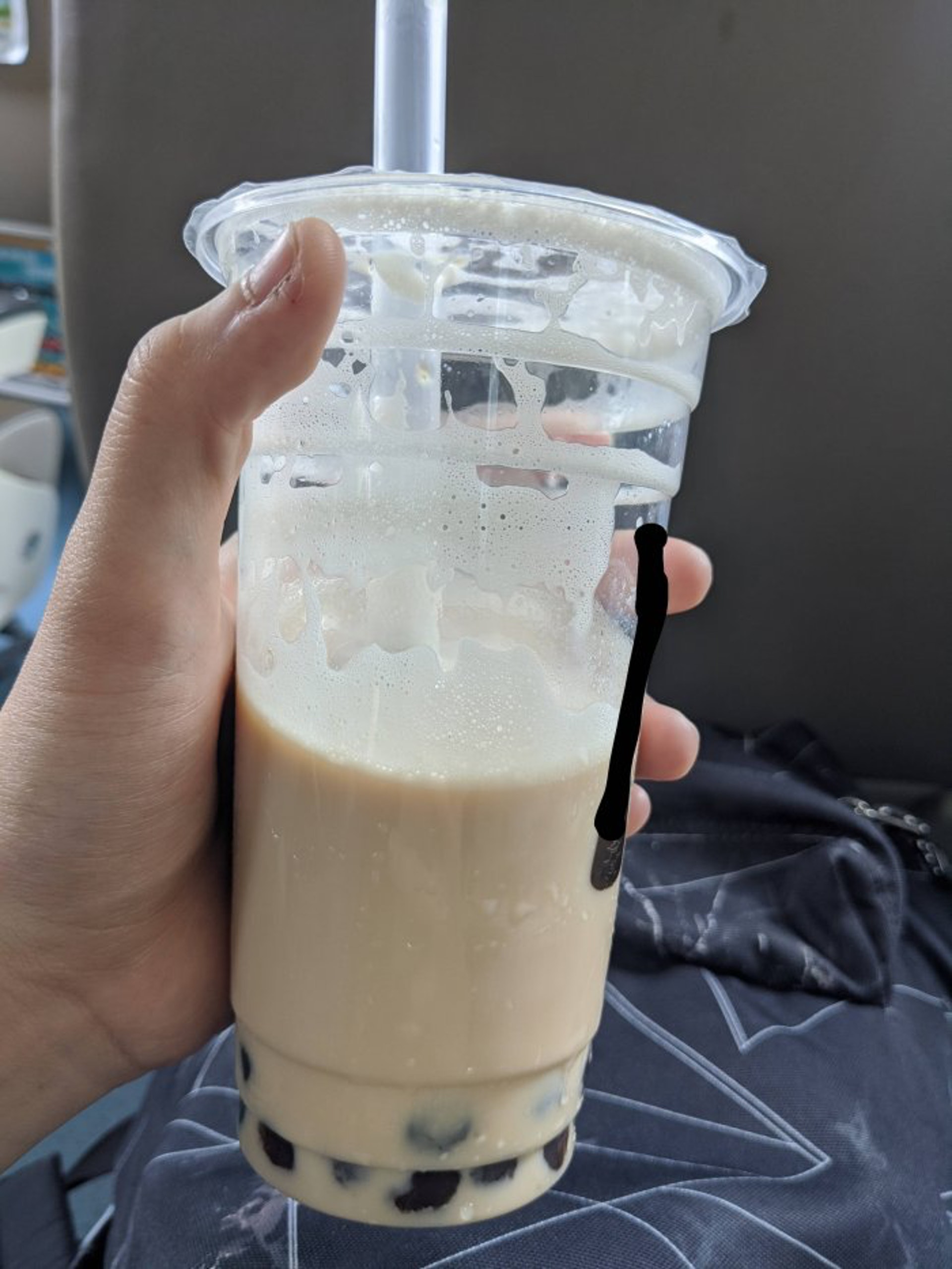 有台女分享飲珍奶超可怕經歷,指喝到一半才發現口中有蟑螂蛋。(Dcard圖片 ) 有台女分享飲珍奶超可怕經歷,指喝到一半才發現口中有蟑螂蛋。(Dcard圖片 )