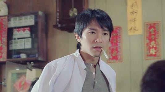 侍應聽到一句「凍檸水走冰」真是無名火起。（《行運一條龍》劇照）